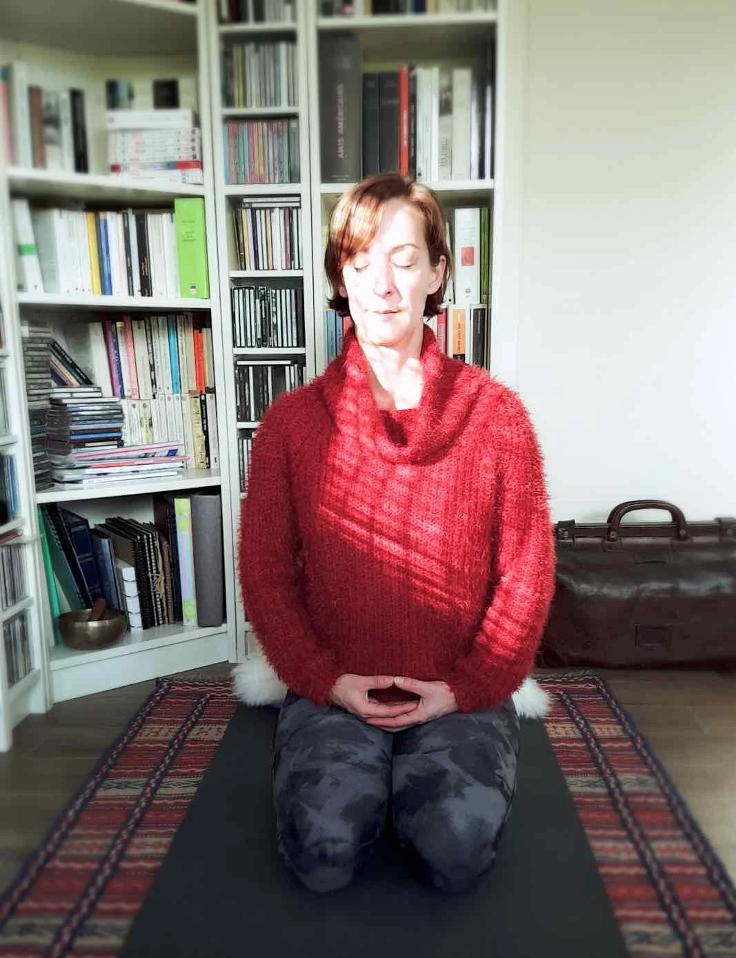 Dhyani Mudra , le geste des mains du Bouddha, geste qui dissipe l'illusion. Savourer le ralentissement du flot des pensées au fur et à mesure de la pratique.
