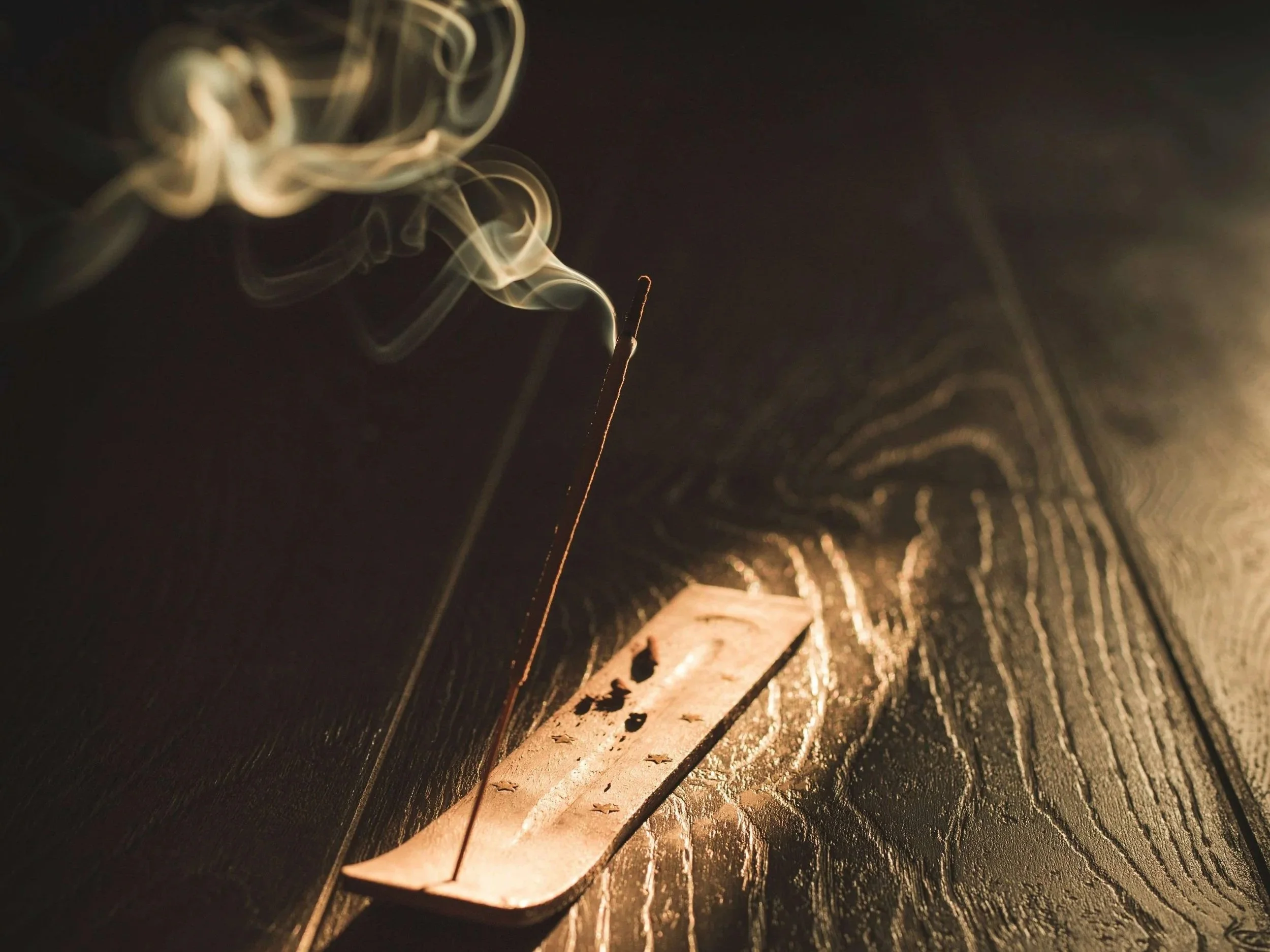 SWAMI

Un encens indien au parfum chaud, épicé et enveloppant, aux notes de cardamome, de cannelle, de clou de girofle et de gingembre.

Roulé à la main selon une tradition indienne, son parfum riche et chaleureux évoque les épices du masala chai.

P