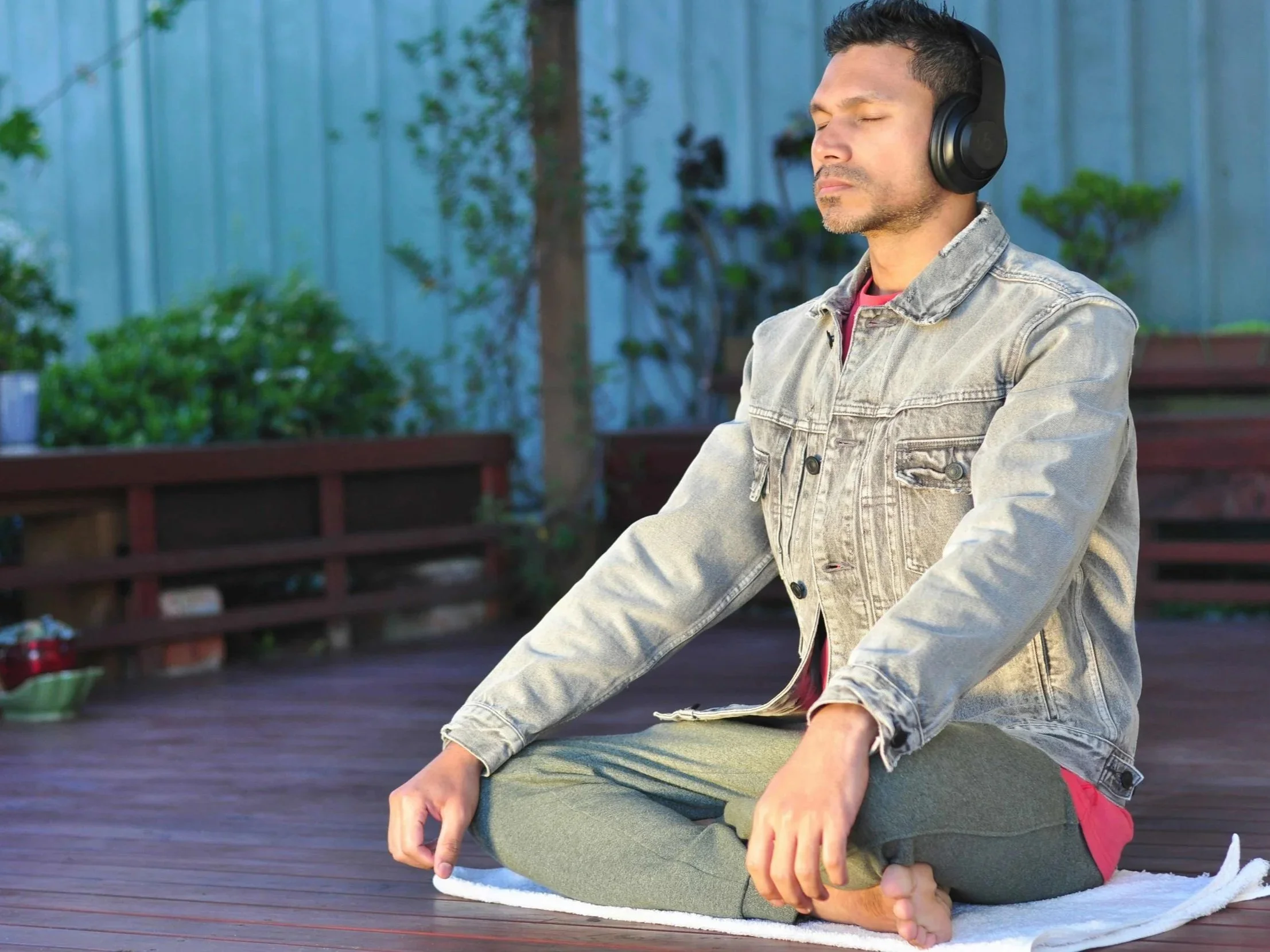VÉDIK
Un encens indien au parfum doux, végétal et délicatement aromatique, qui accompagne particulièrement bien les moments de méditation, de yoga ou de retour au calme.

Profil : 🌿 Végétal · ✨ Délicat · 🧘‍♀️ 