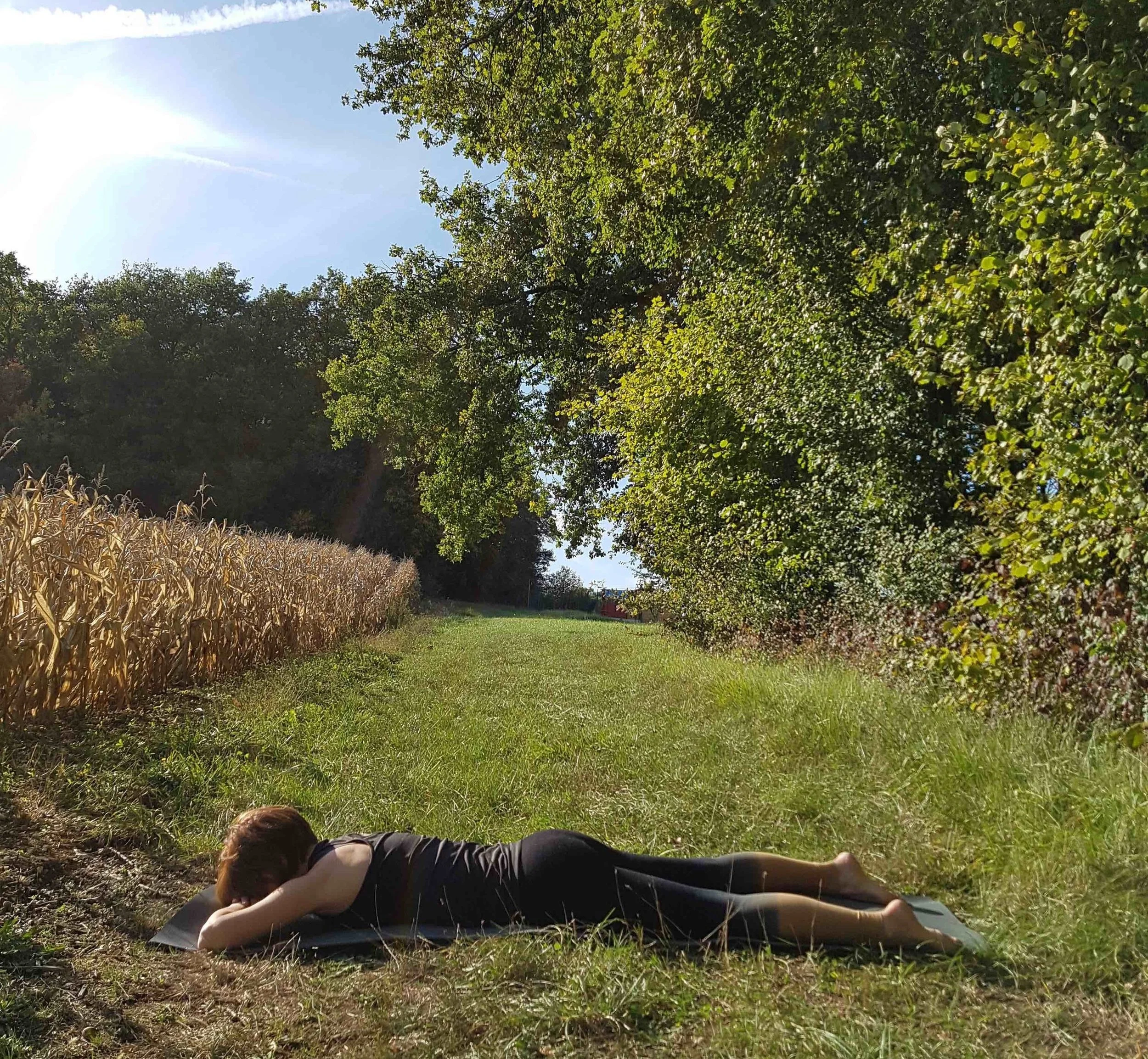 Posture de Makarasana, le Crocodile au repos, avec Emmanuelle Yoga