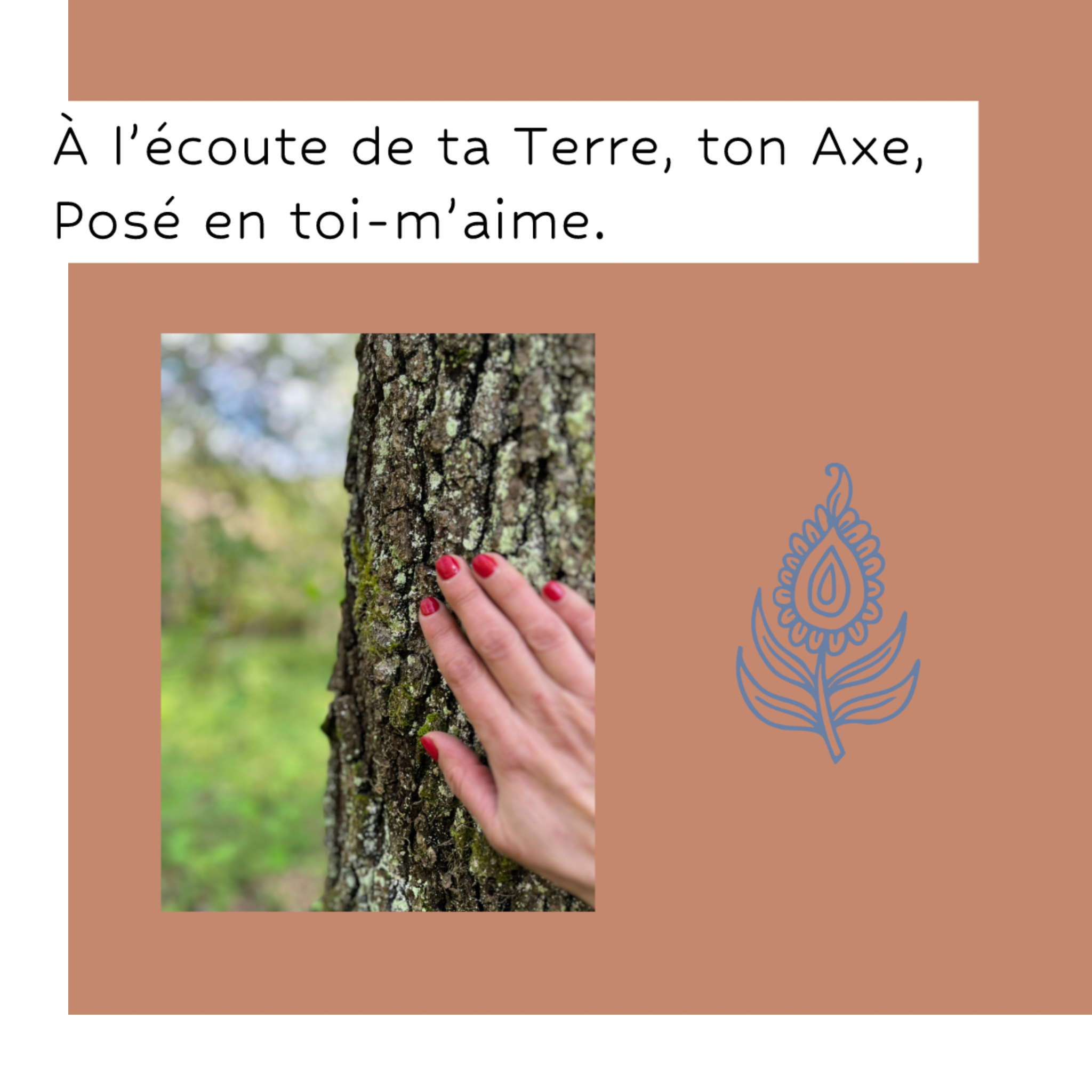 Une main avec des ongles rouges touche l'écorce d'un arbre en forêt, avec un texte en français et une illustration de motif floral stylisé.