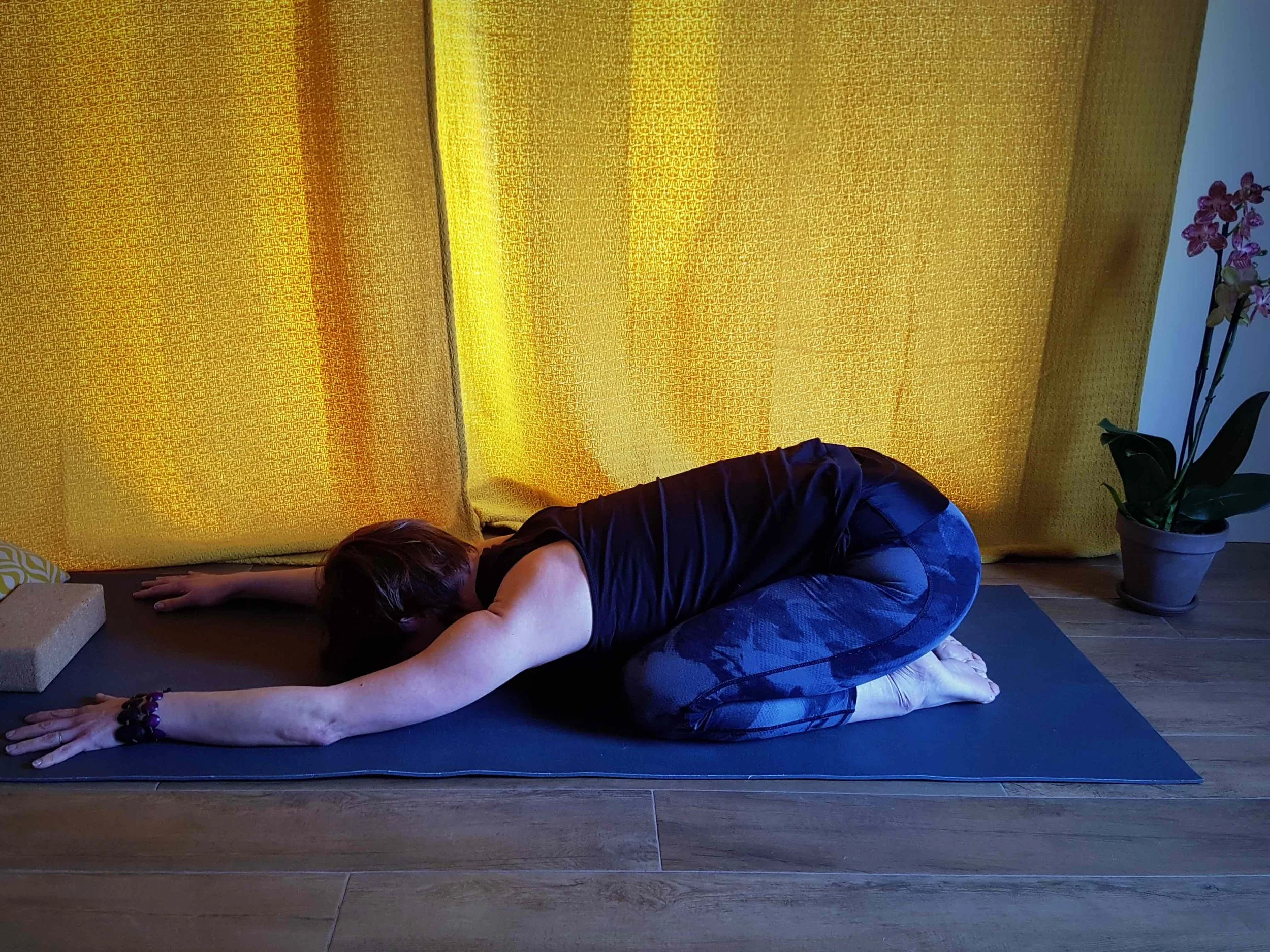 Posture d'Adho Mukha Virasana, par Emmanuelle Yoga