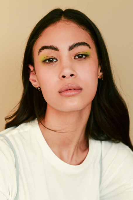 Ziayla viste camiseta de TOPSHOP y pendientes de AOKO SU.