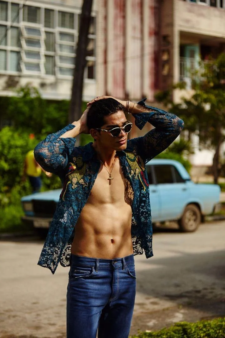 Ruben viste camisa y vaqueros de GUCCI