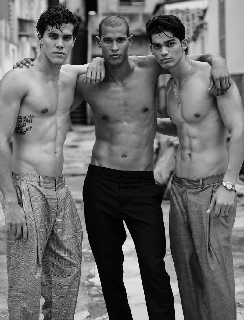 Ocemar viste pantalón de EMPORIO ARMANI, Ahmed de MAISON MARGIELA y Rubert de EMPORIO ARMANI