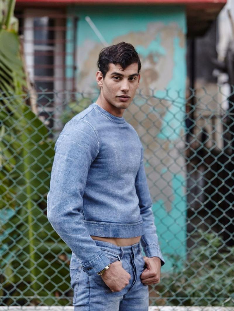 Ahmed viste vaqueros de CALVIN KLEIN