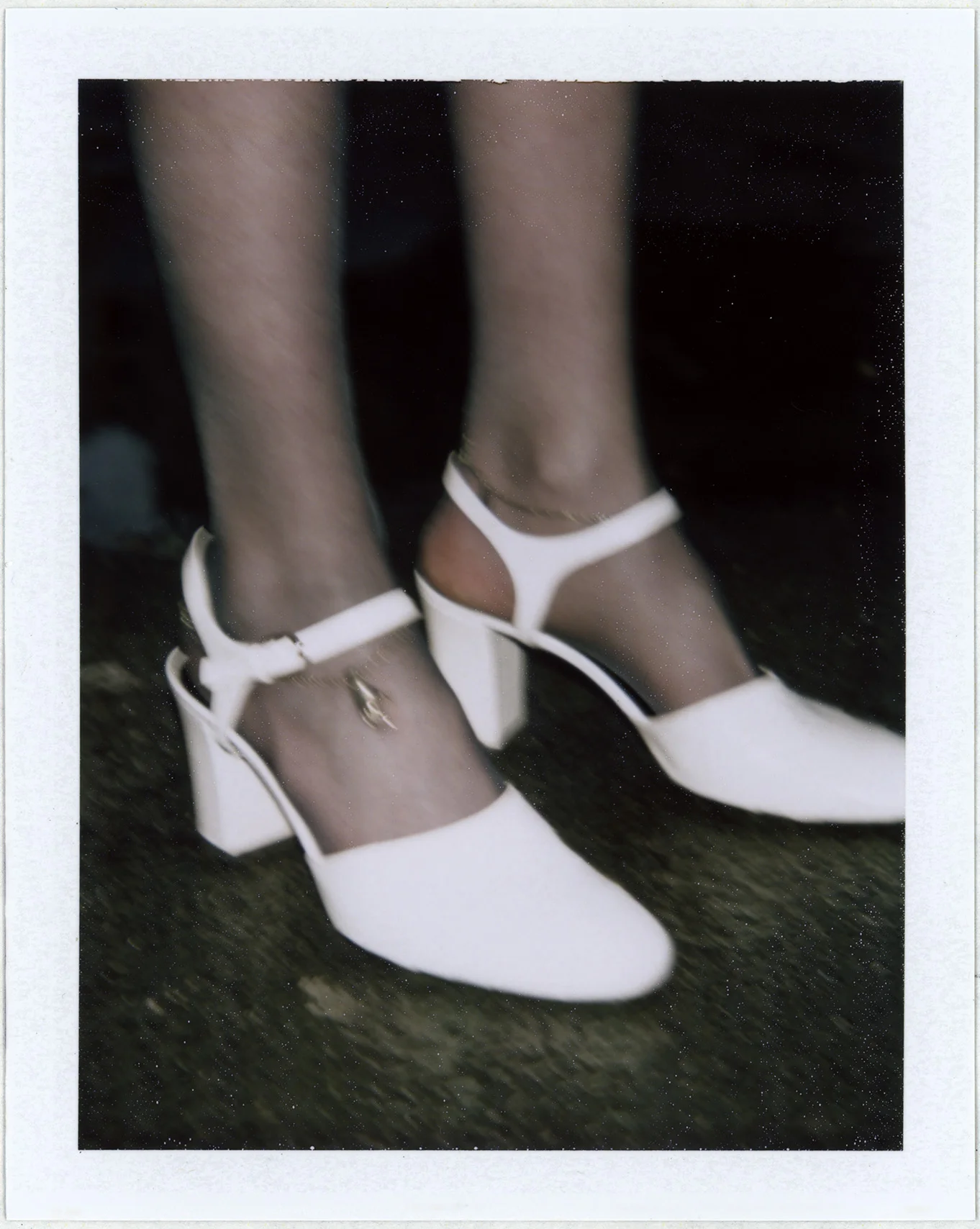 Zapato de JIL SANDER y brazalete de LADY GREY