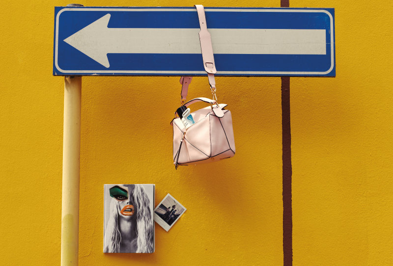 Bolso de LOEWE, laca de BYREDO. 