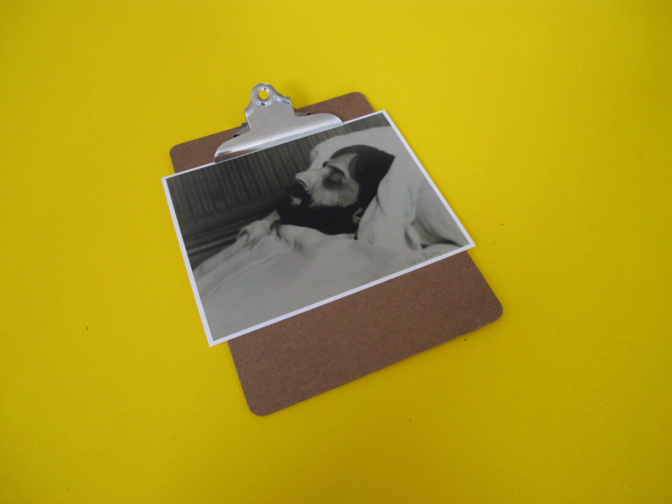 Detalle de Untitled Yellow (Proust/Vermeer) , 1976, MDF, acrílico, neón, clipboard con fotografías, 365,76 x 243,84.