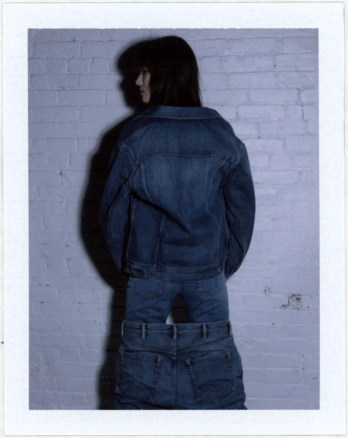 Chaqueta de mezcilla de VINCE y vaqueros de ACNE STUDIOS BLÅ KONST 