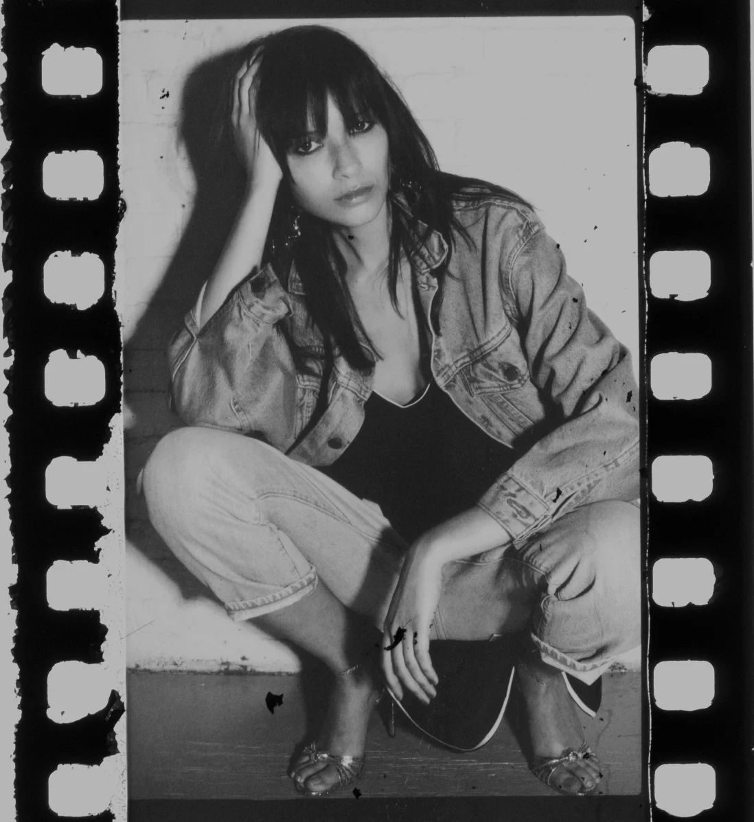 Chaqueta de mezclilla de LEVI'S, vaqueros de ACNE STUDIOS BLÅ KONST, vestido de ADAM SELMAN, pendientes y zapatos de ALTUZARRA. 