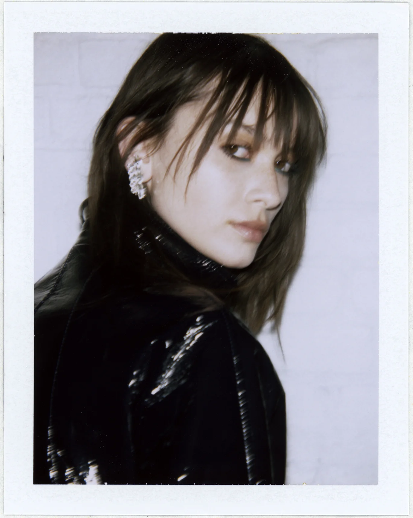 Abrigo de MIU MIU y pendiente de SAINT LAURENT. 