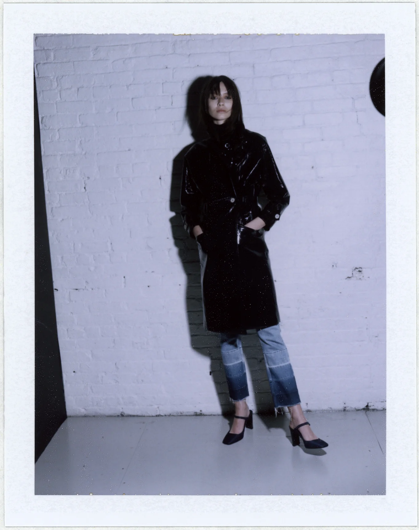 Abrigo de MIU MIU, vaqueros de 3X1 DENIM y zapatos de ALYX. 
