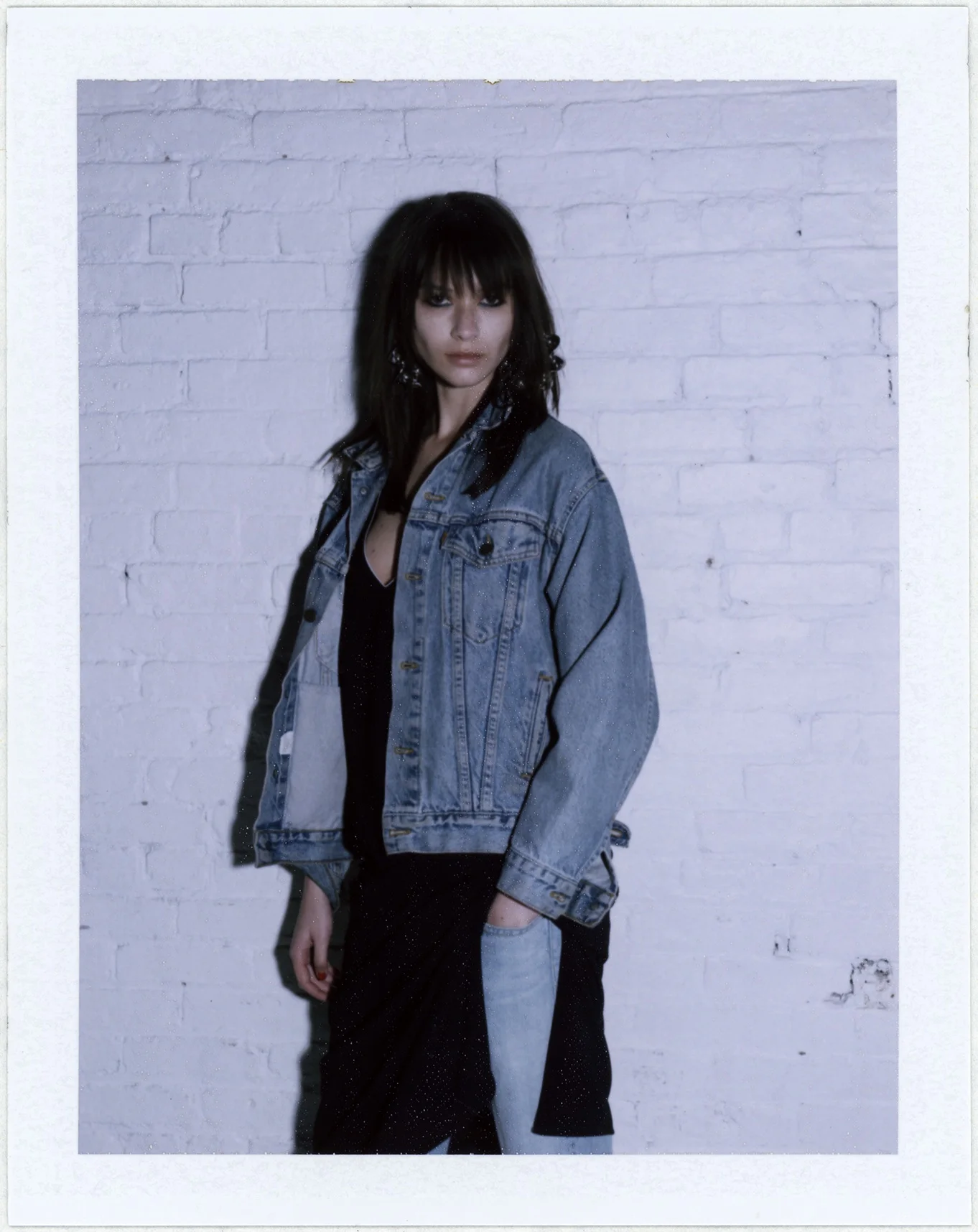 Chaqueta de mezclilla de LEVI'S, vestido de ADAM SELMAN, vaqueros de VINCE y pendientes de ALTUZARRA. 