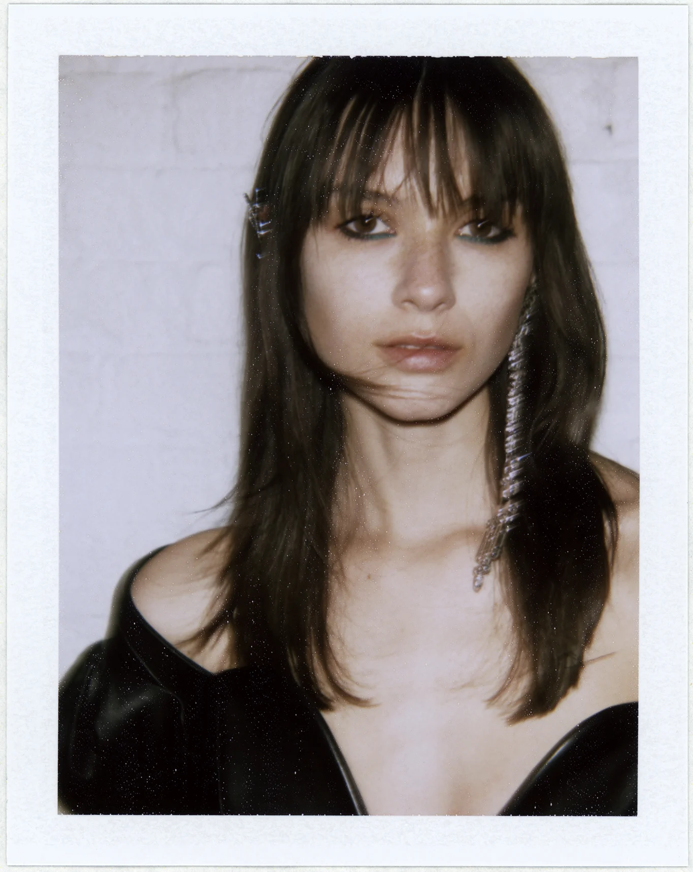 Top y pendientes de SAINT LAURENT. 