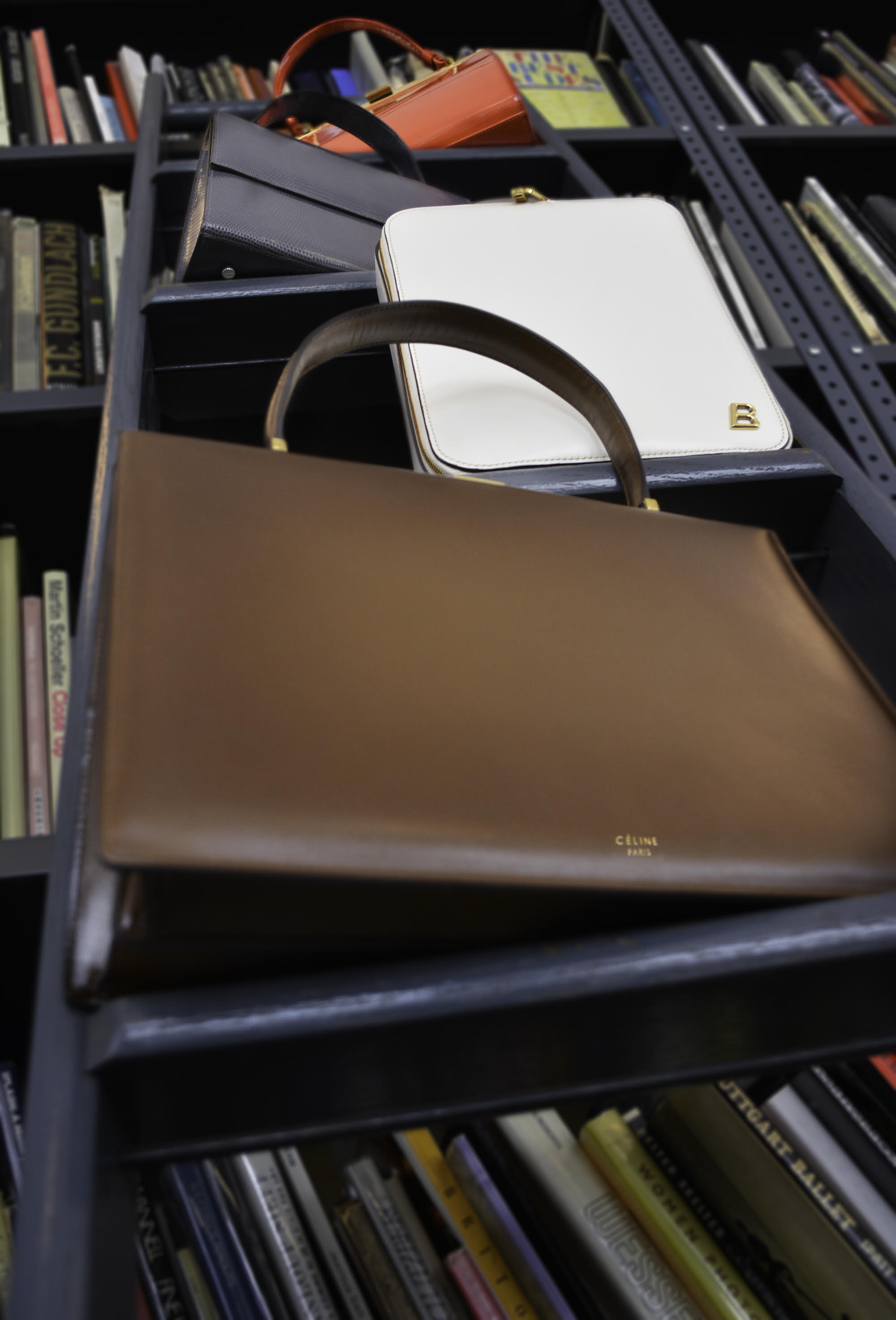 De abajo hacia arriba: bolso de MANSUR GAVRIEL, bolso de HUNTING SEASON, bolso de BALLY y bolso de CÉLINE. 