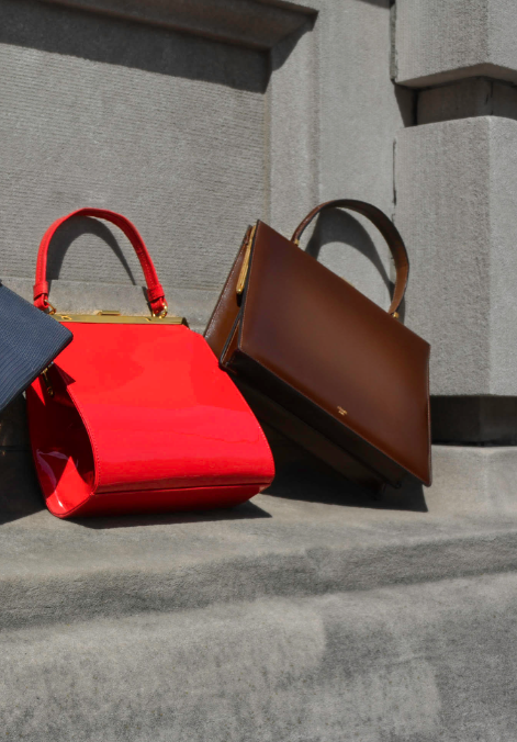 De izquierda a derecha: bolso de MANSUR GAVRIEL y bolso de CÉLINE. 