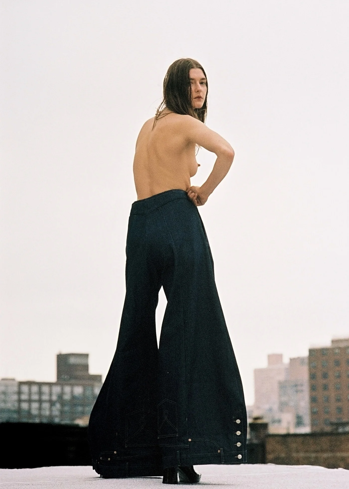 Pantalón de LINDER y zapatos de AMELIE PICHARD. 