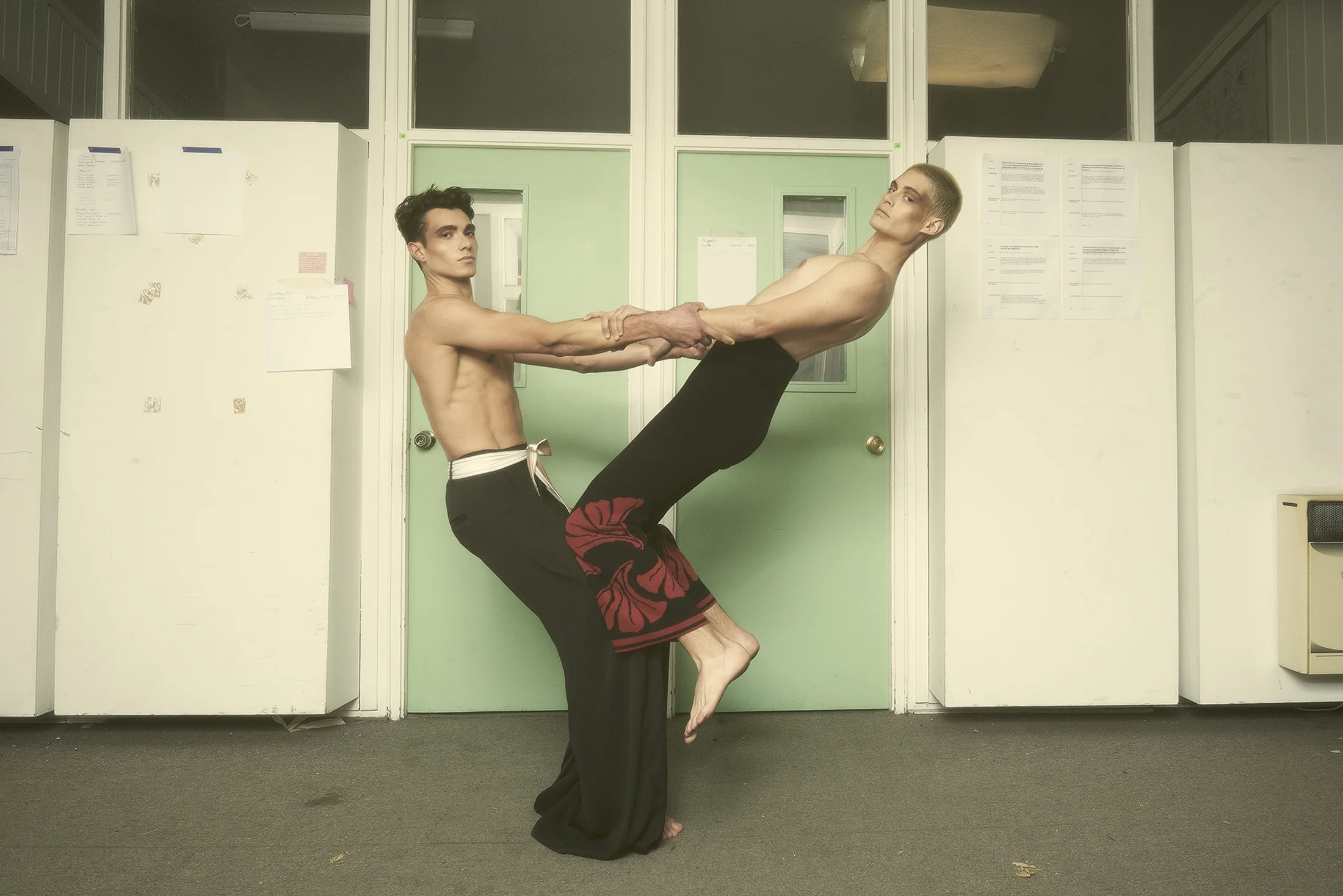 Enzo y Charly visten pantalones de CHER. 