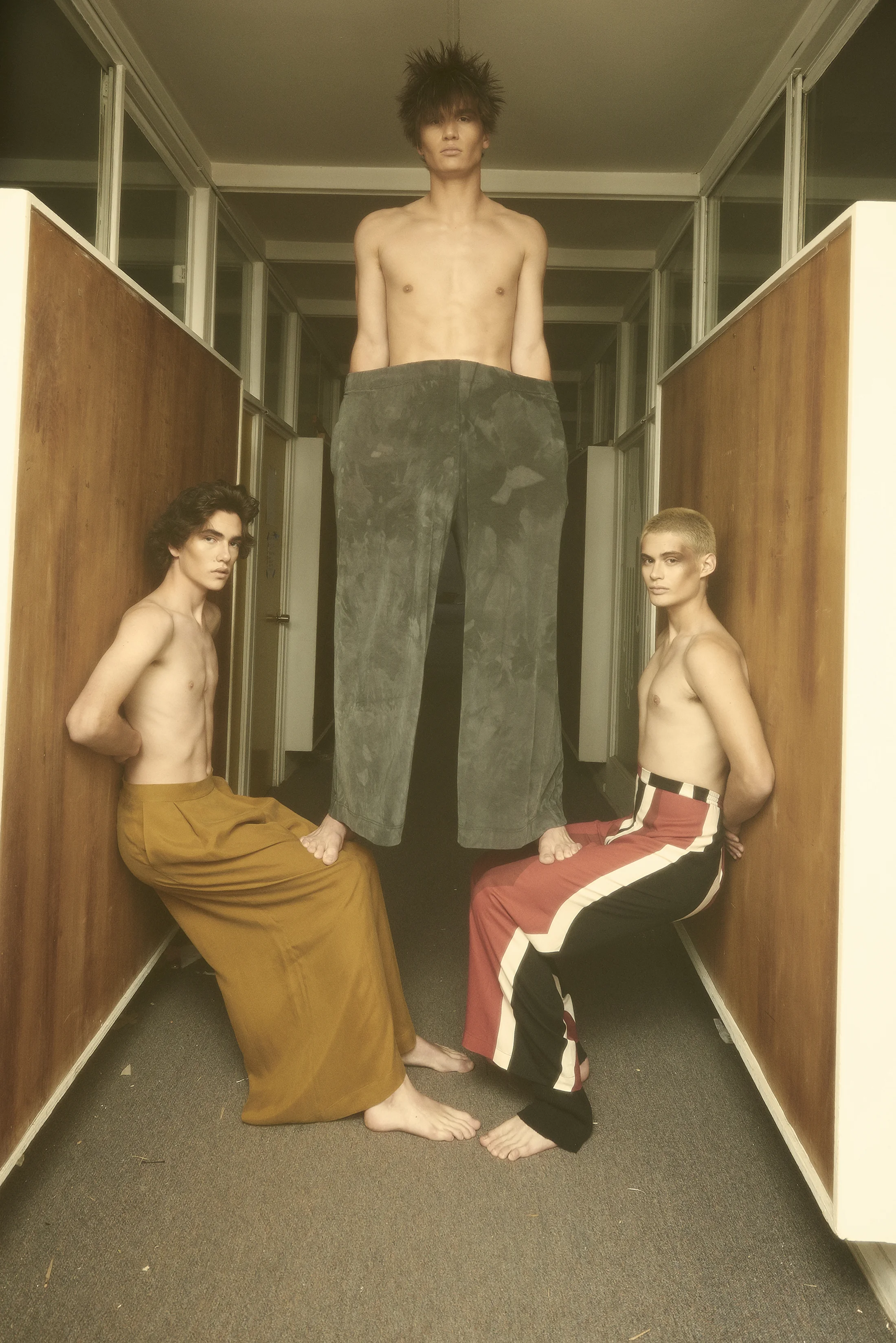 Davor viste pantalones de ADEANTONIO. Germán viste pantalones de SISA. Charly viste pantalones de CHER. 