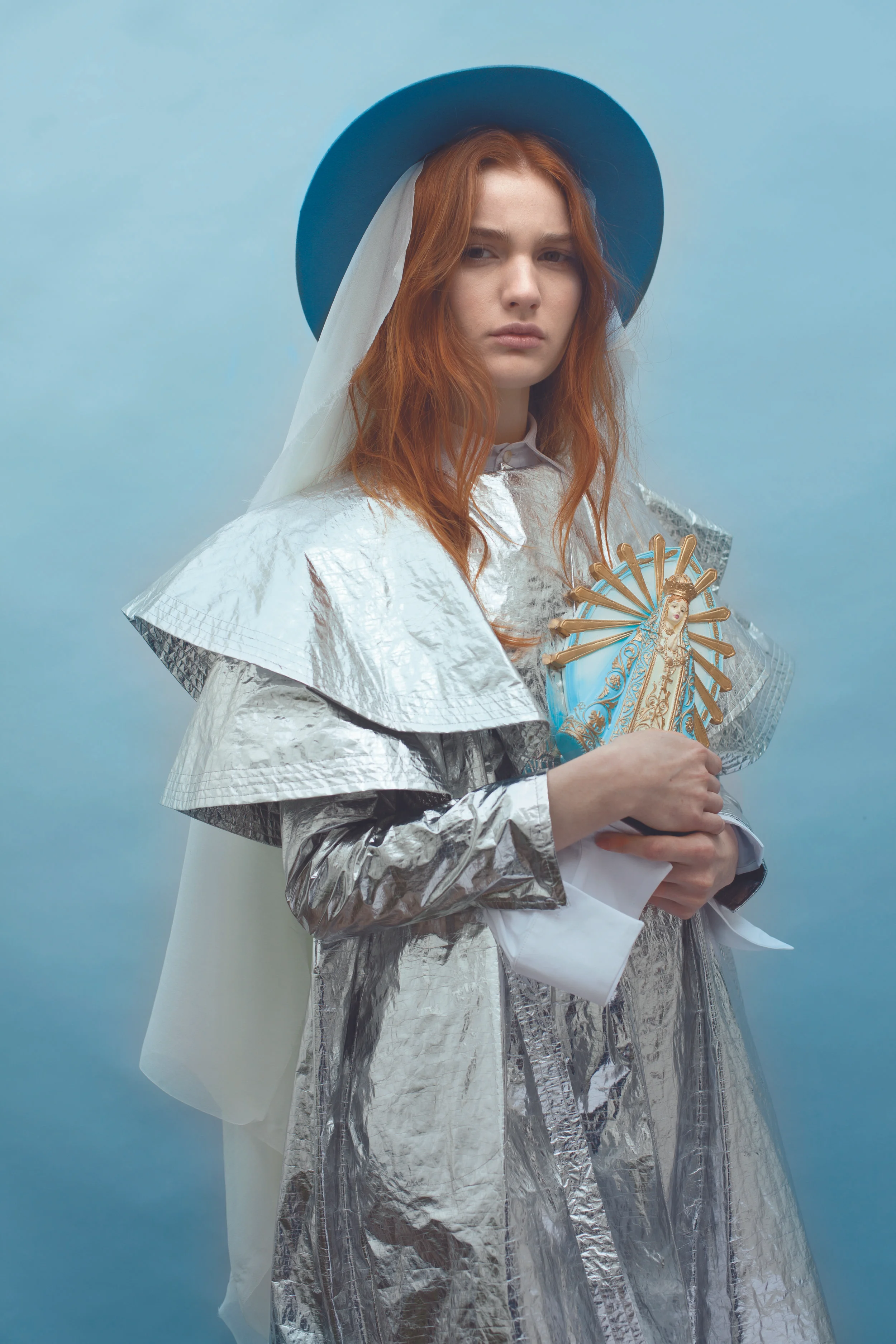 Vestido, rompevientos y sombrero, todo de JUAN HERNANDEZ DAELS. Velo de ELIAS POLINELLI. 