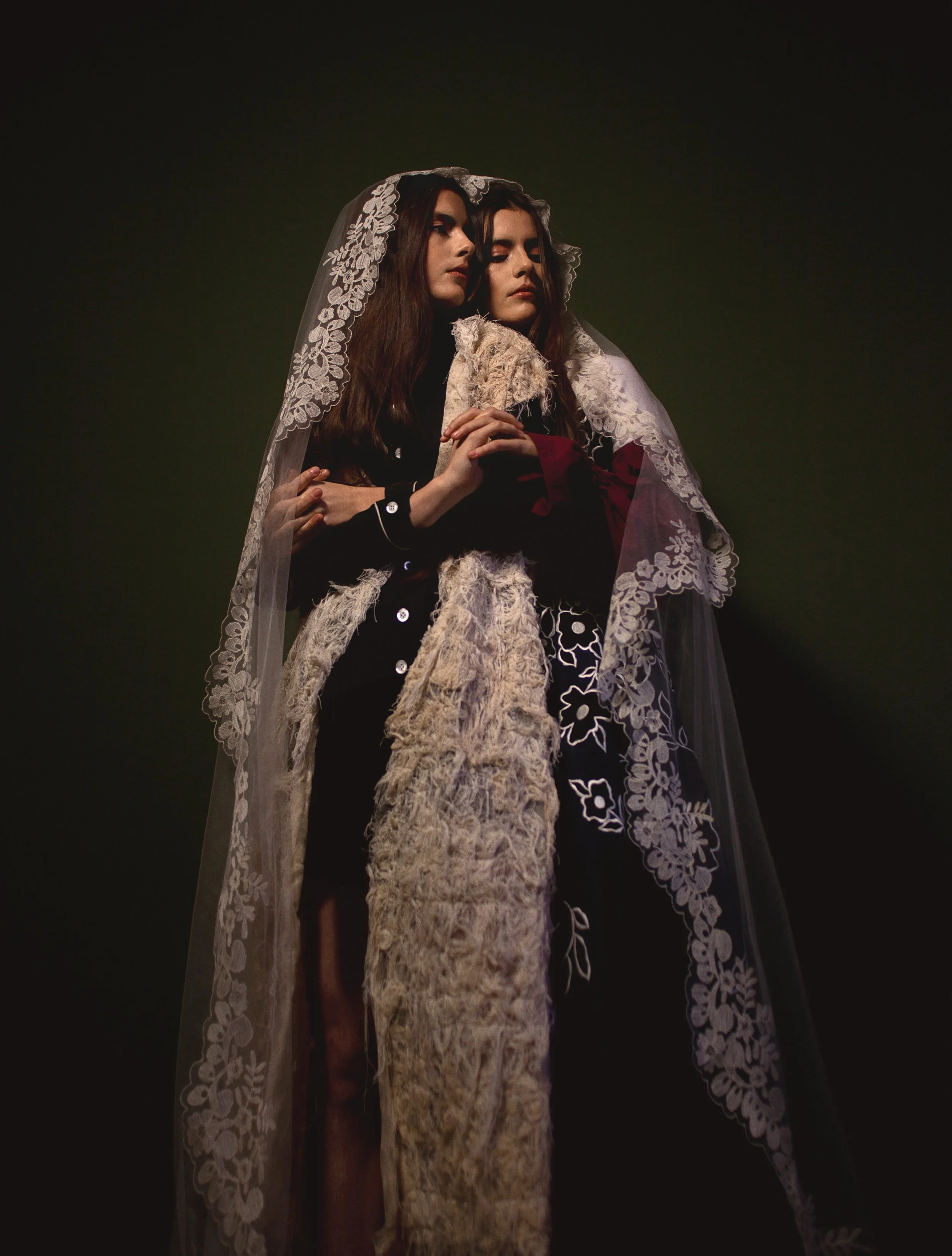 Virginia viste vestido de MIU MIU y chaleco de ELA FIDALGO. Victoria viste vestido de CAROLINA HERRERA y camiseta de MANÉMANÉ .Ambas con mantilla de LA PARISIÉN.