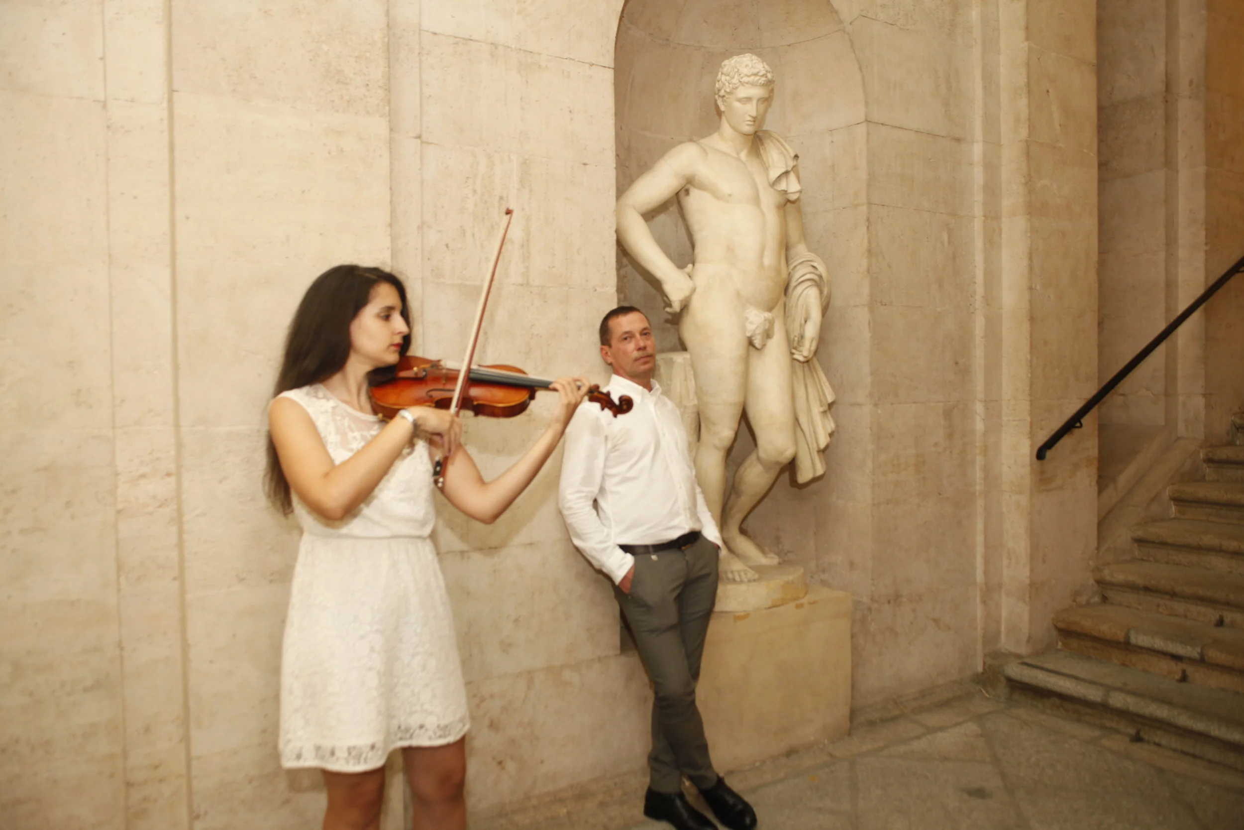 Durante la inauguración. Valery Katsuba junto a la violinista Diana Valencia / Foto: Juan Ortiz Llorens