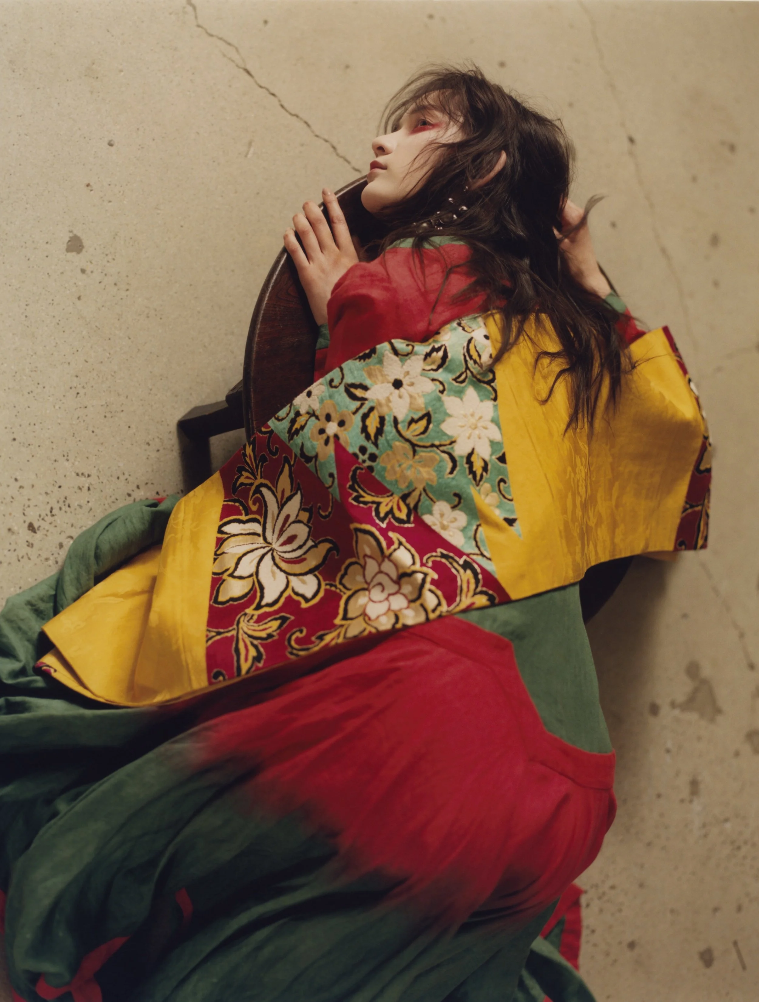 Vestido de J.W.Anderson, KIMONO HOUSE y zapatos de ALYX. 
