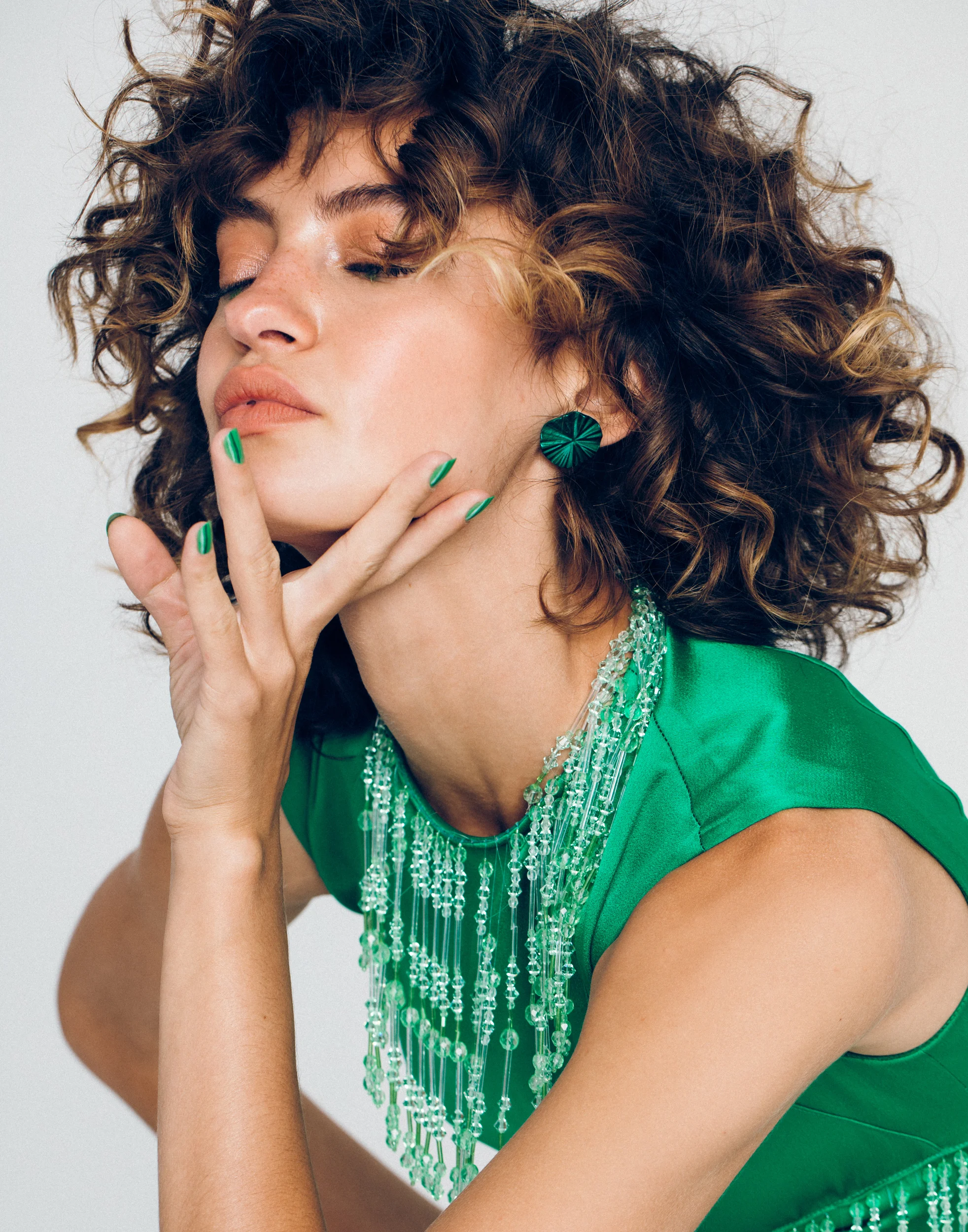Vestido de PRADA y pendientes de la estilista. 