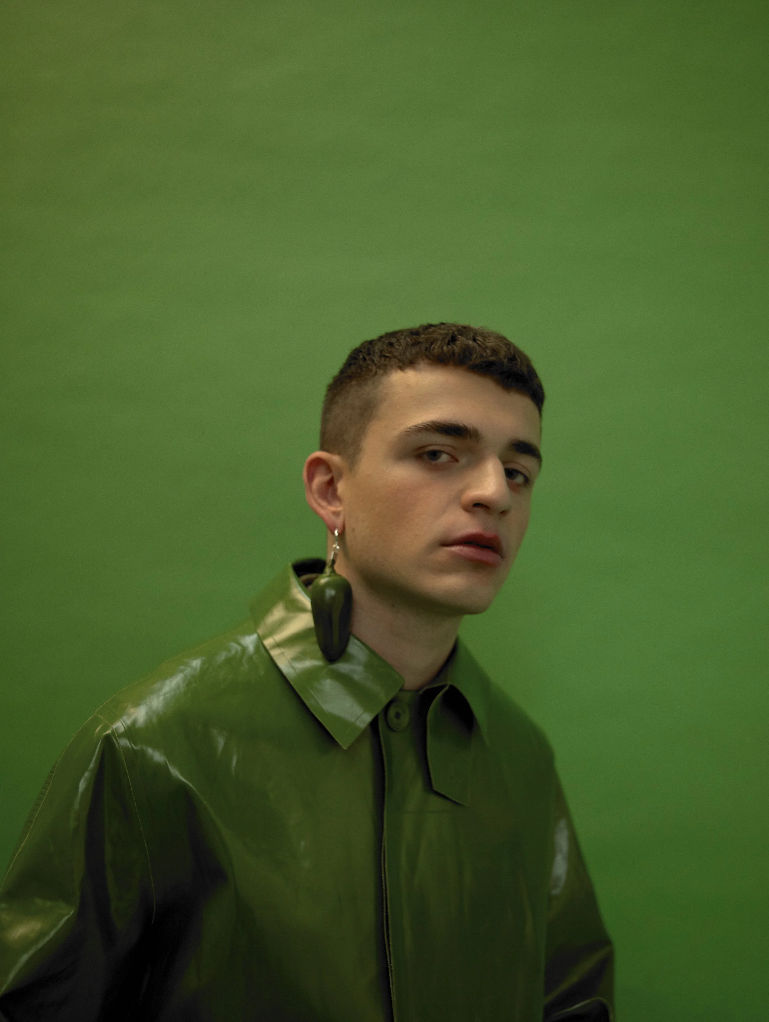 Chaqueta de LACOSTE y pendientes de KEEF PALAS. 