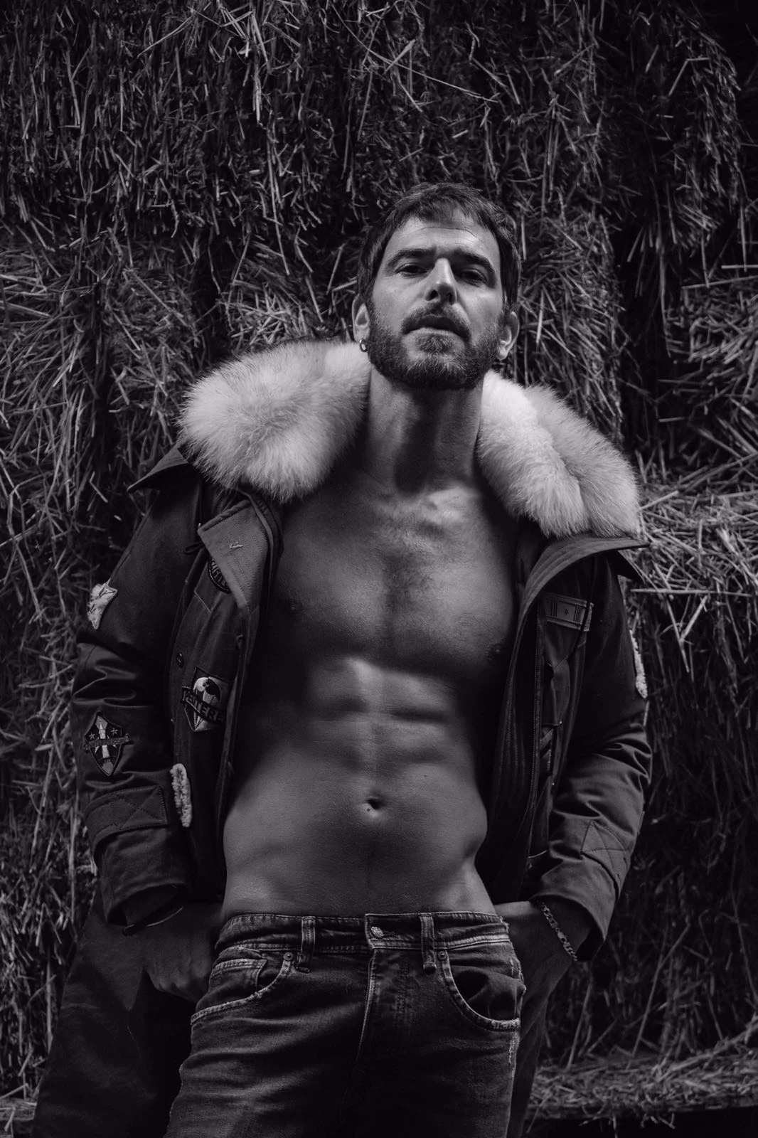 Alfonso viste chaqueta de PEUTEREY y vaqueros de DIRK BIKKEMBERGS.