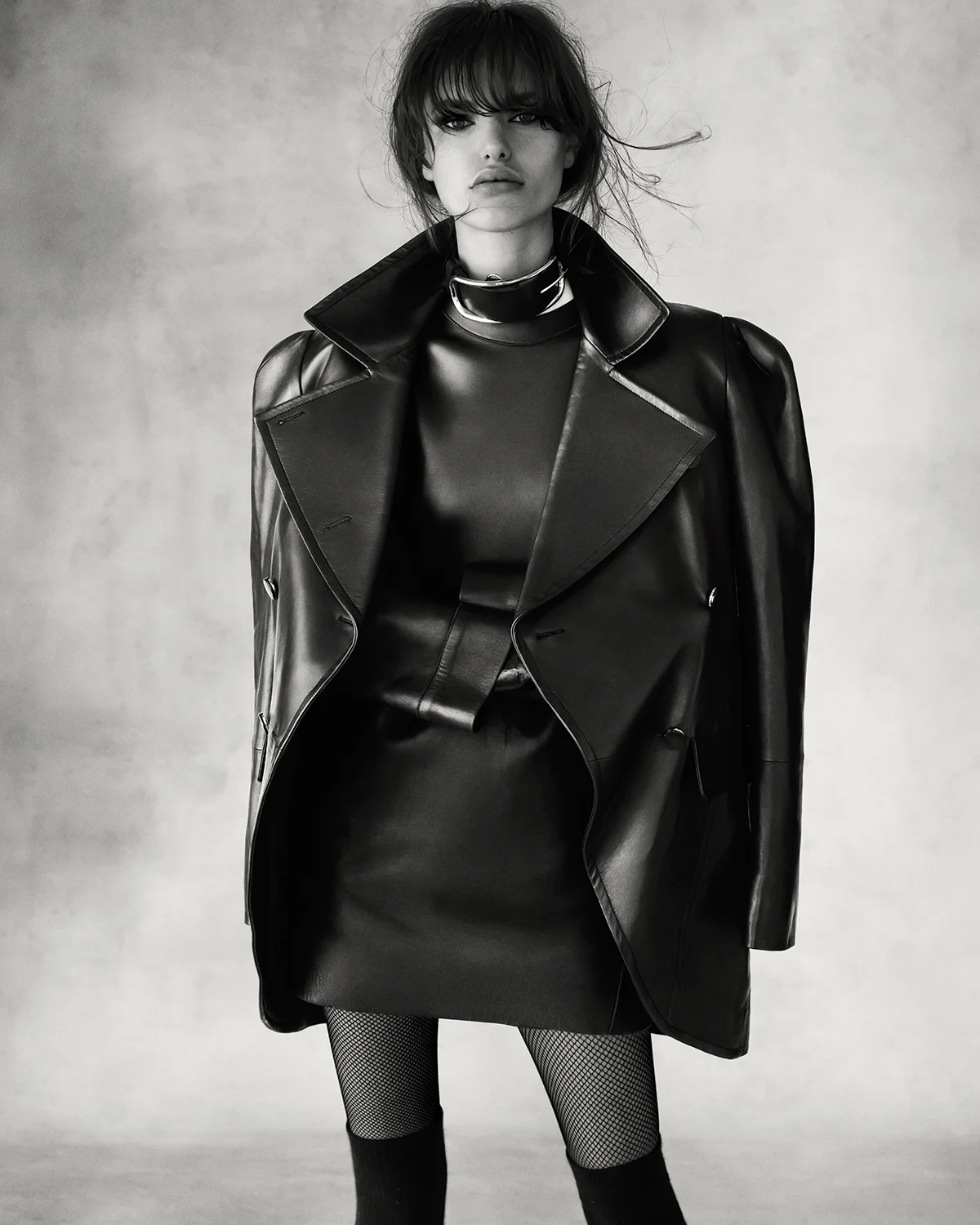 Vestido corto de DSQUARED2, abrigo de DROME, guantes de GARETH PUGH , choker de ZANA BAYNE , medias de WOLFORD y medias de RICK OWENS . 