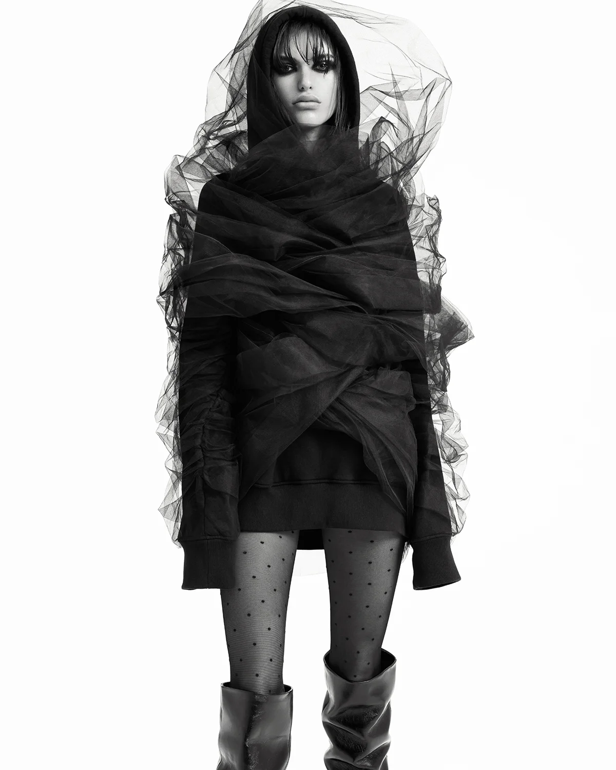 Jersey con tul de Y/PROJECT , medias de WOLFORD y botas de SAINT LAURENT. 