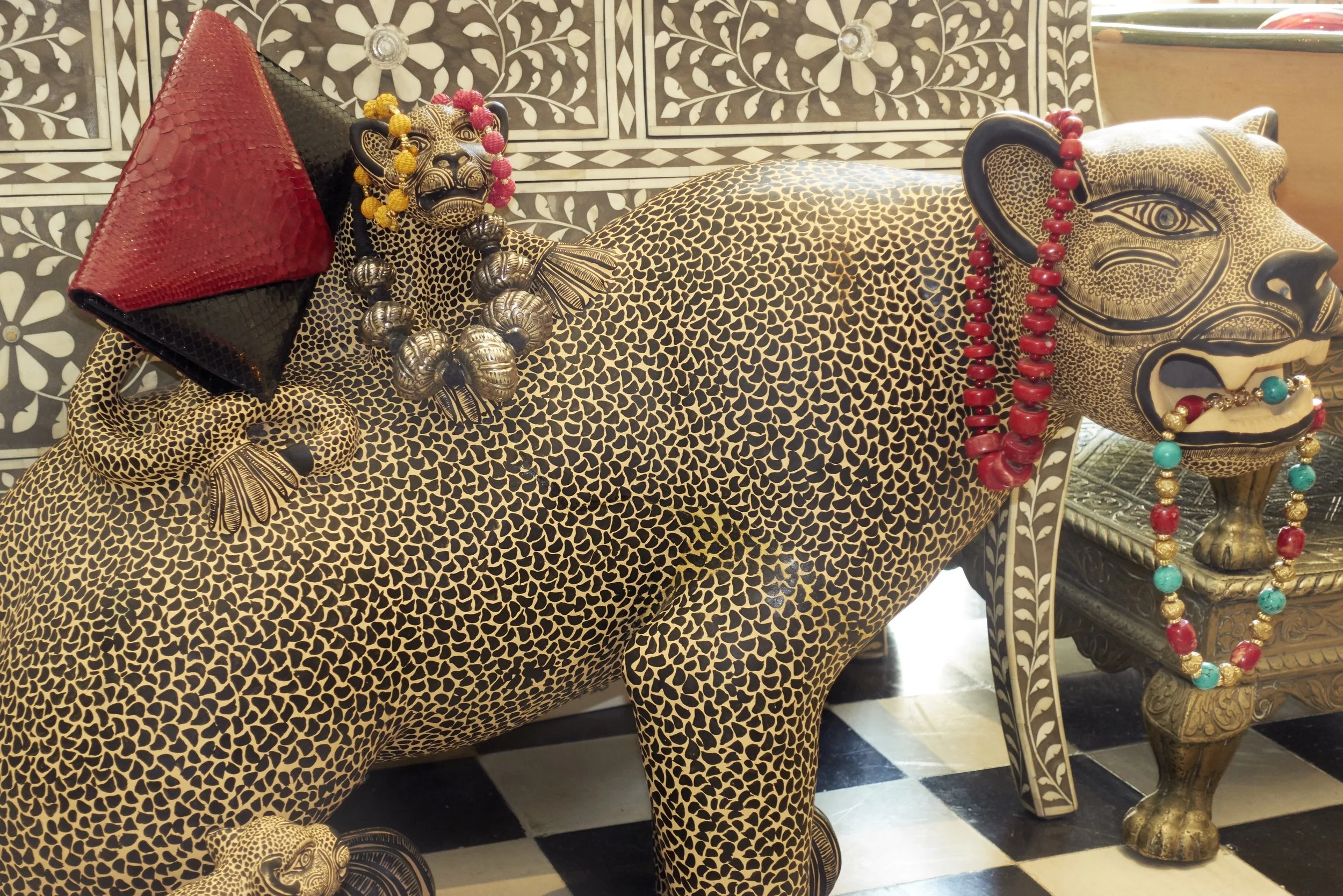 Jaguar hecho en México disponible en CASA CHIQUI . Bolso tipo clutch y collares de CASA CHIQUI. 