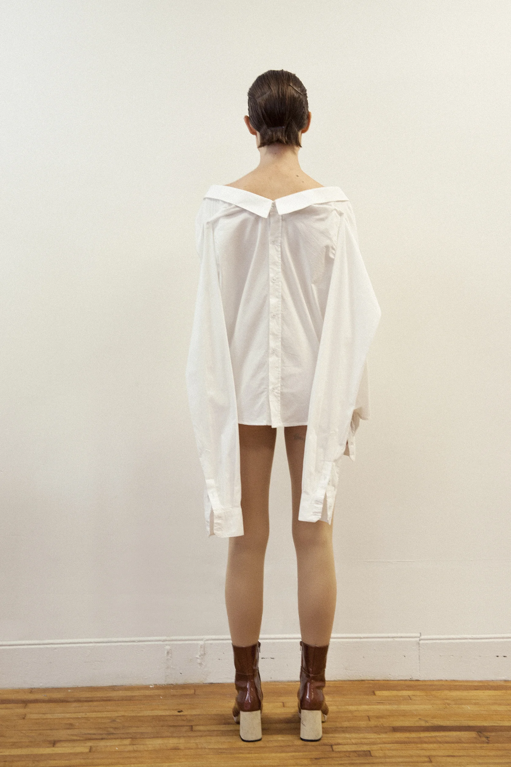 Camisa de POLITE y zapatos de AMELIE PICHARD. 