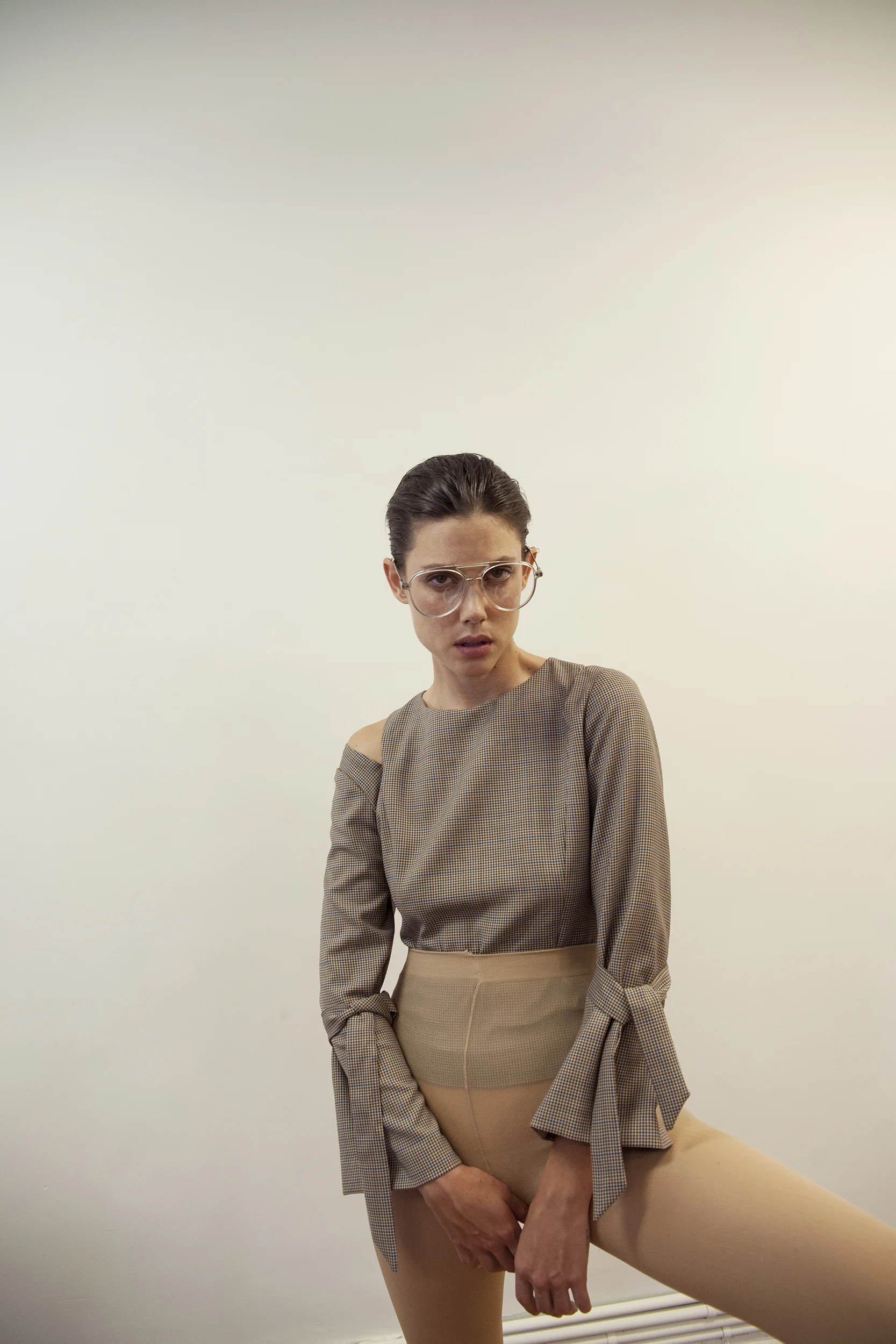 Top de FARIDE RAMOS y gafas de GREY ANT. 