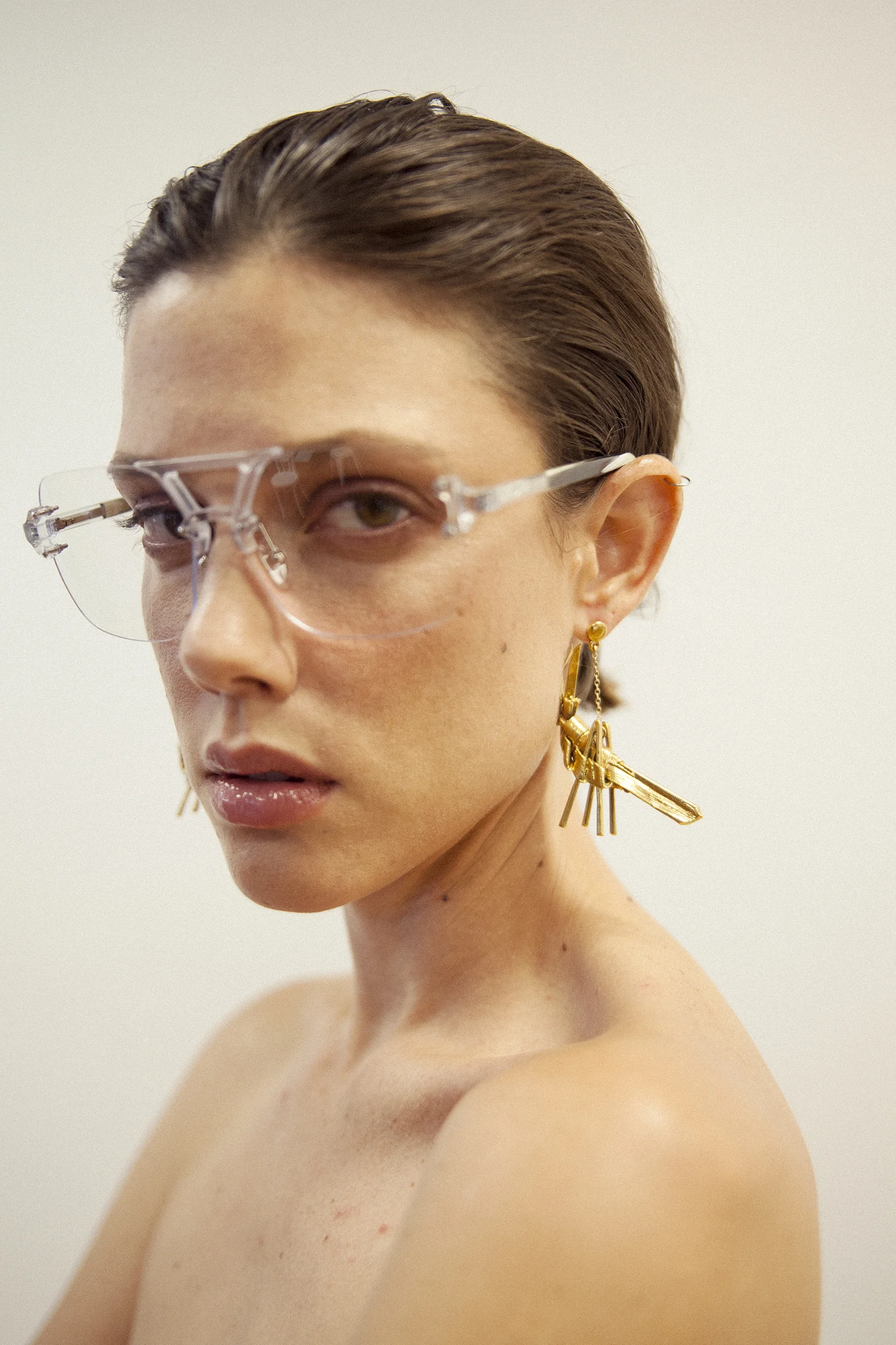 Pendientes de DANIELLE LAUFARIE y gafas de GREY ANT. 