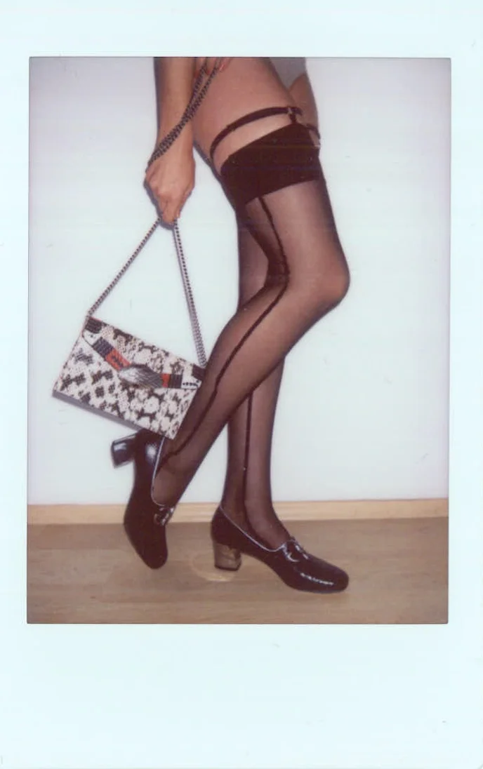 Medias de MARIKA VERA, bolso y zapatos de GUCCI. 