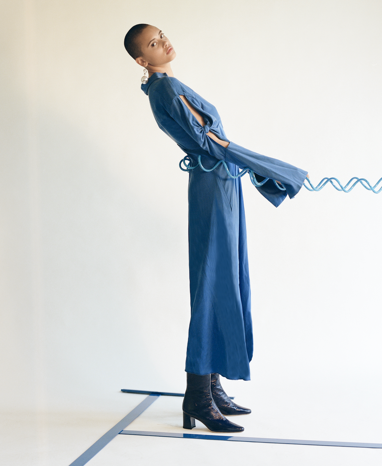 Vestido de KYTX, pendientes de ASIEL y botas de TRADEMARK. 