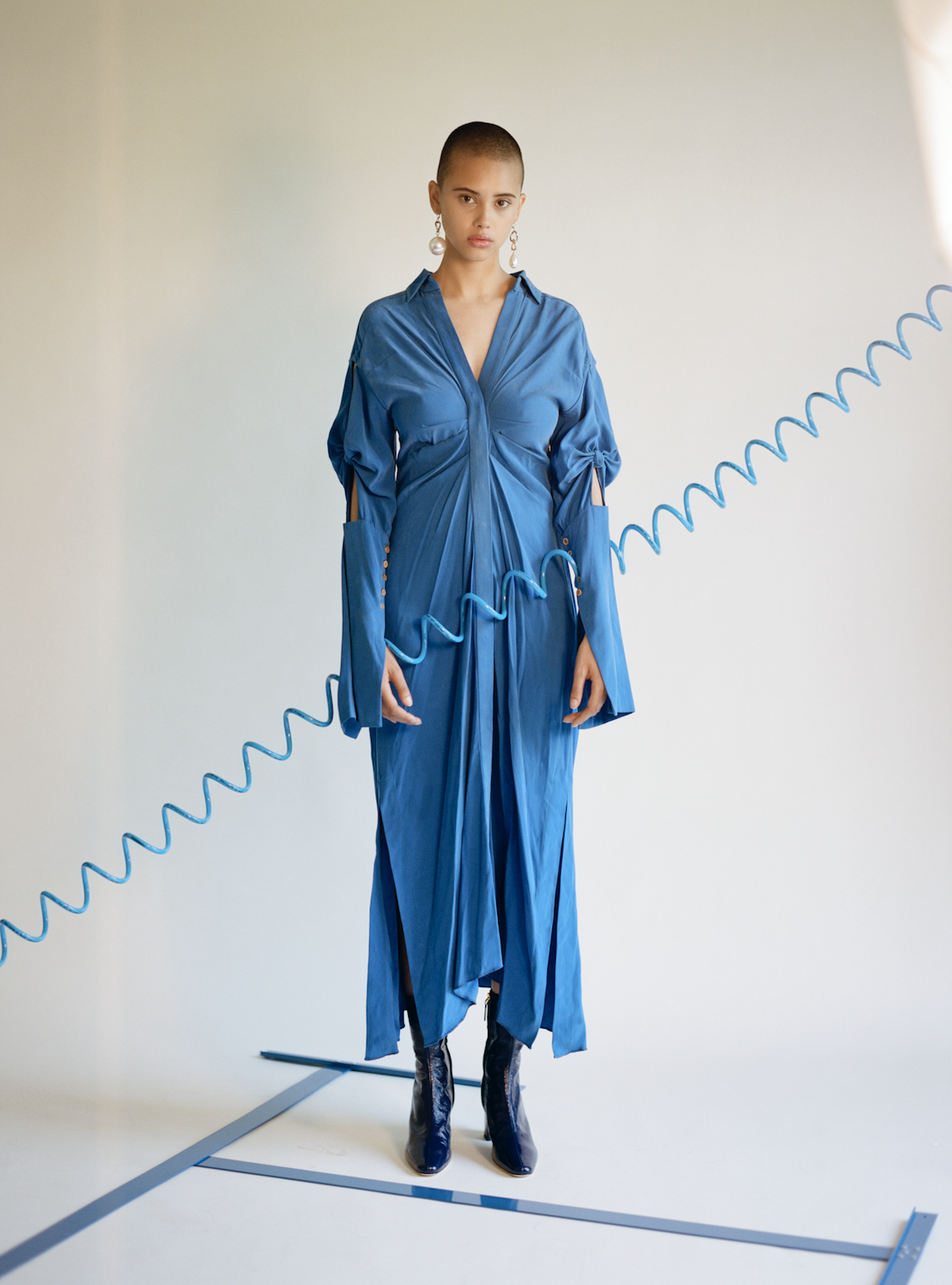 Vestido de KYTX, pendientes de ASIEL y botas de TRADEMARK. 