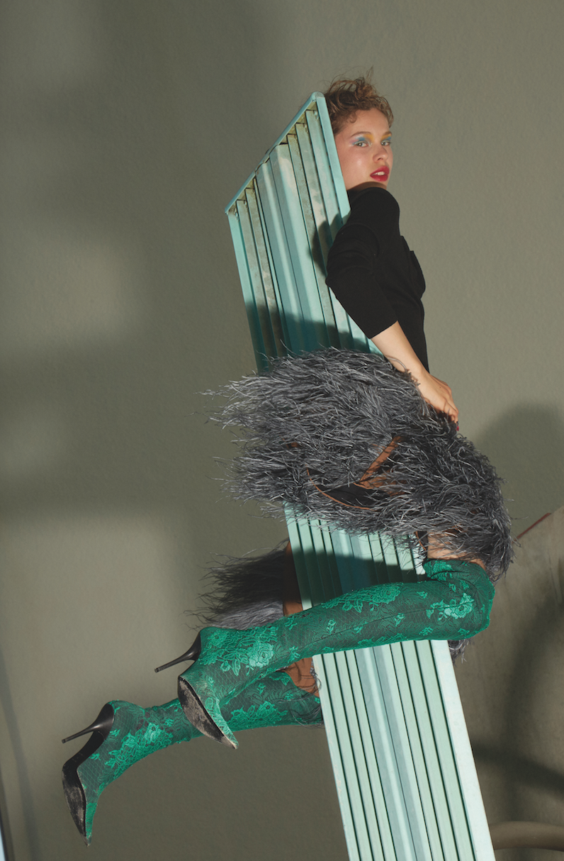 Top y falda de J.W.ANDERSON, botas altas de BALENCIAGA. 