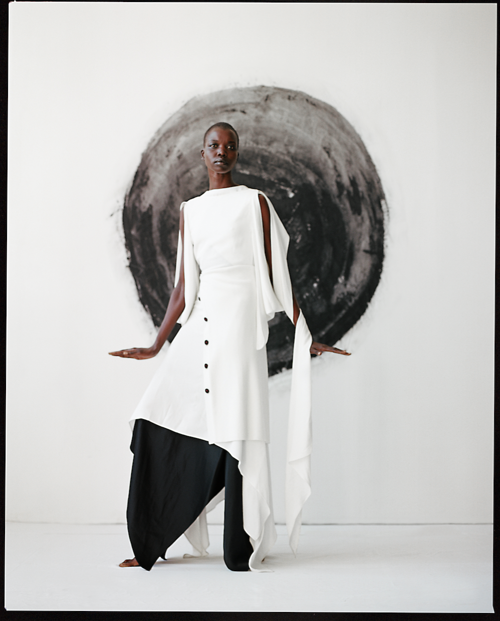 Vestido blanco de SIES MARJAN , vestido negro de TOME y pendientes de CHICO. 