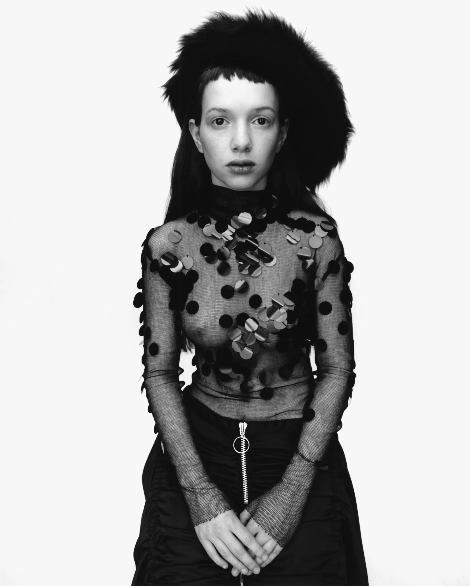 Amy viste vestido de GARETH PUGH, pantalones de MARQUES ALMEIDA y sombrero de NOEL STEWART. 