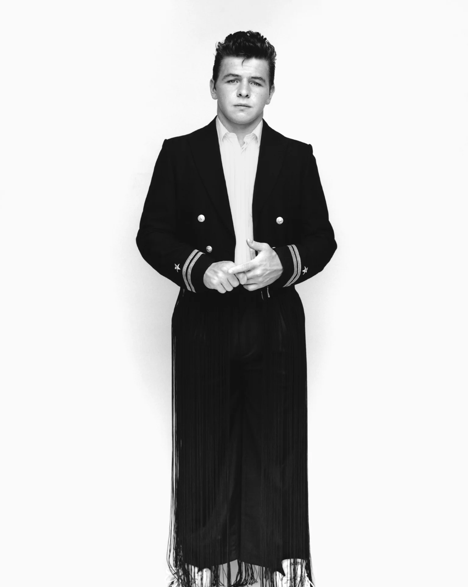 Daniel viste camisa de NEIL BARRETT. 