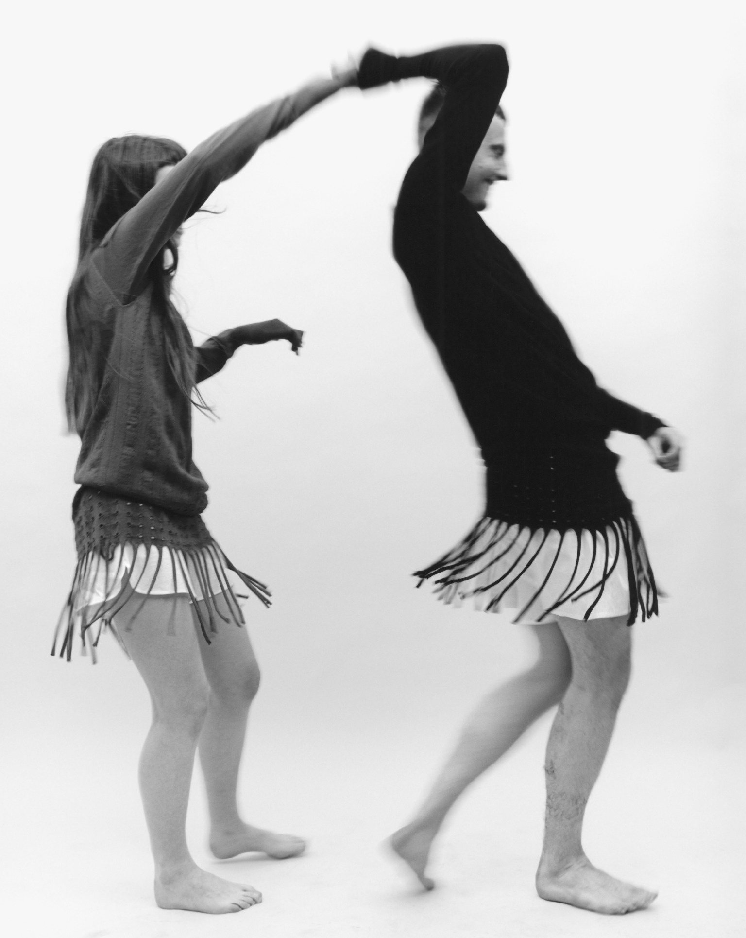 Cae y Amy visten ropa interior de SUNSPEL y vestidos de J.W.ANDERSON. 