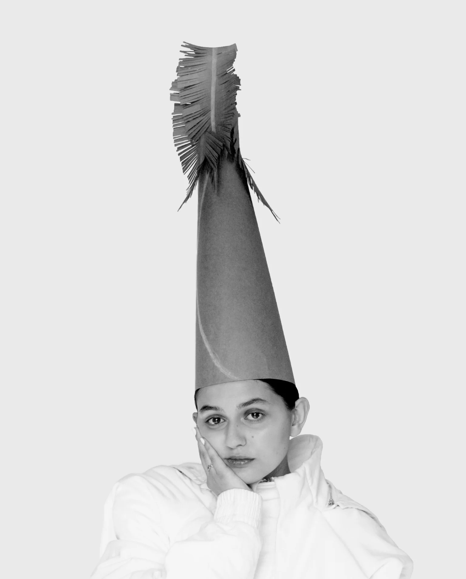 Helena viste top de FEN CHEN WANG y sombrero de ALBA FAGGIONATO. 
