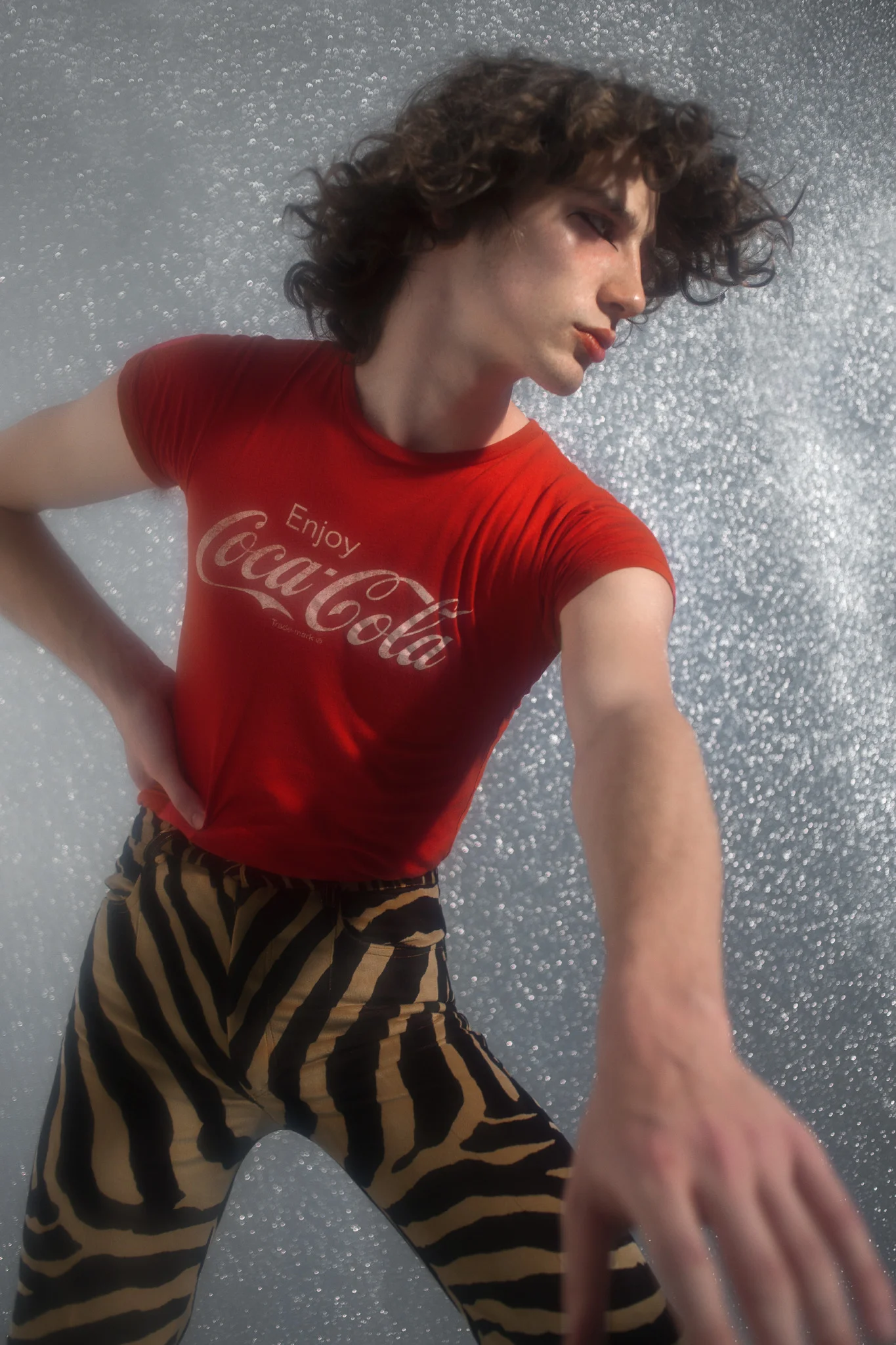 Camiseta vintage y pantalones de PALOMO SPAIN. 