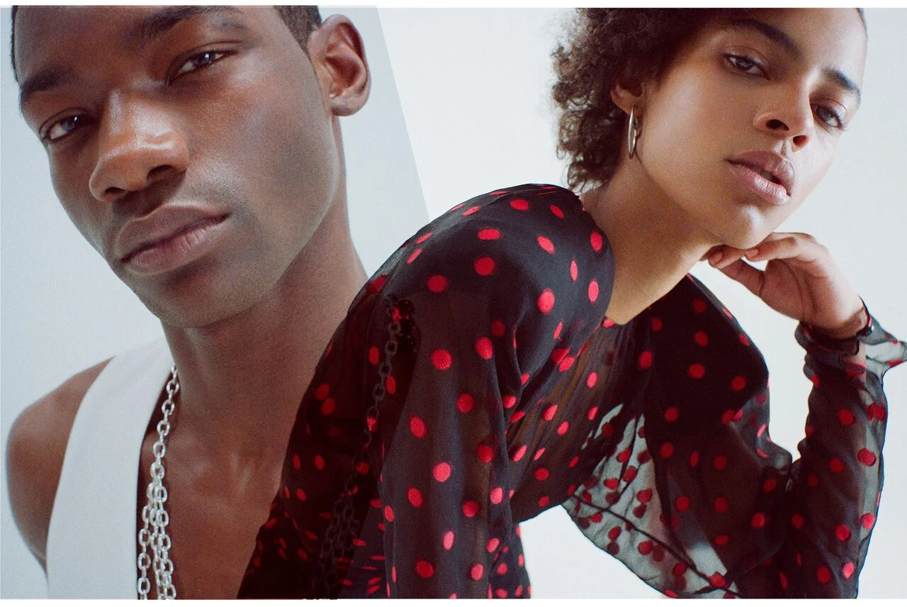 Valentine viste total look de RAF SIMONS. Amelia viste vestido de CARMEN MARCH.