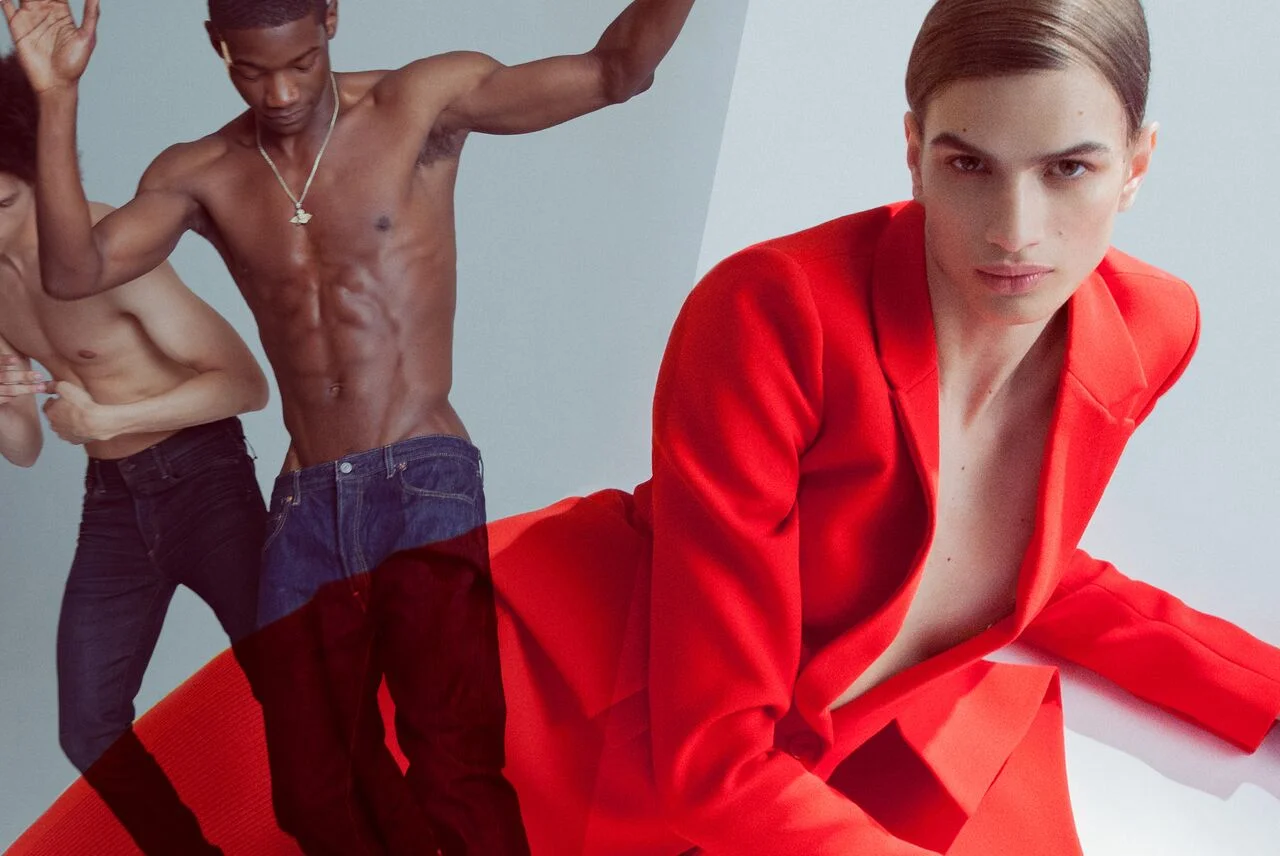 Gabriel viste vaqueros de TOM FORD. Valentine viste vaqueros de CALVIN KLEIN. Linda Helena viste total look de GIVENCHY.