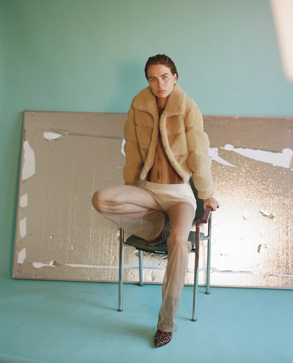 Chaqueta de MAISON MARGIELA, mono de ACNE STUDIOS, pantalones de LEMAIRE y botas de la estilista. 